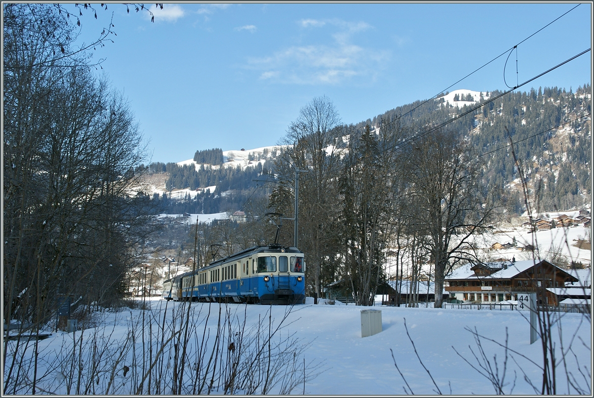 Der MOB ABDe 8/8 4003  Bern  mit dem Regionalzug 2224 Montreux - Zweisimmen zwischen Saanen und Gstaad bei Kilometer 44.4.
3. Februar 2014  
