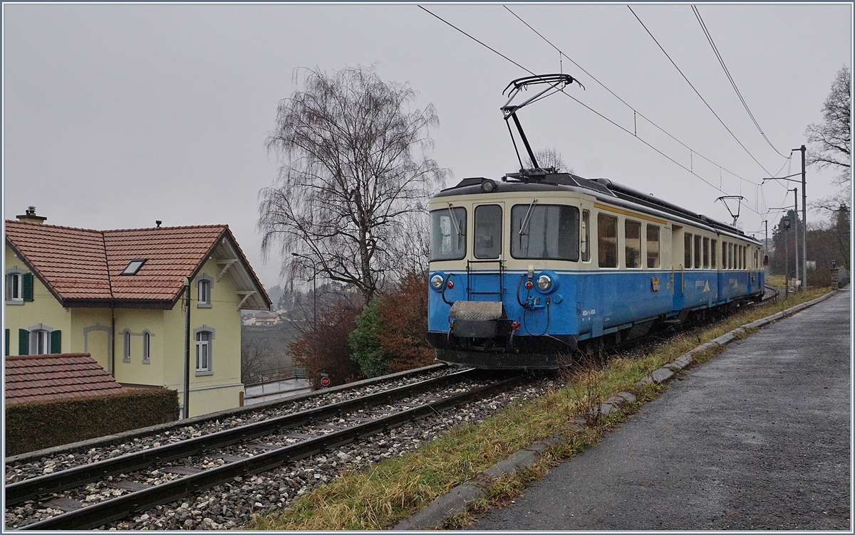 Der MOB ABDe 8/8 4003 als Regionalzug 2330 von Montreux nach Chernex kurz nach Planchamp. 18. Jan. 2018