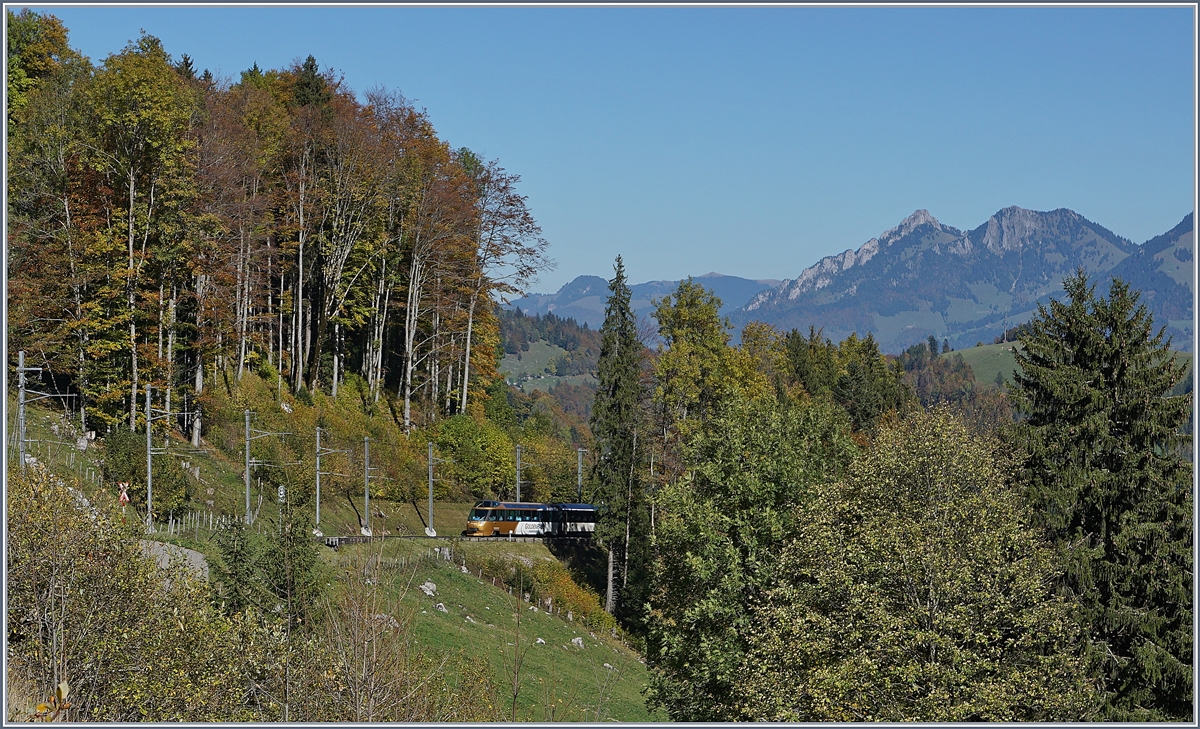 Der MOB Panoramic Express bei der Durchfahrt in Les Cases: Schon von weitem ist der MOB Panoramic 2119 von der Station aus zu sehen.
11. Okt. 2017 