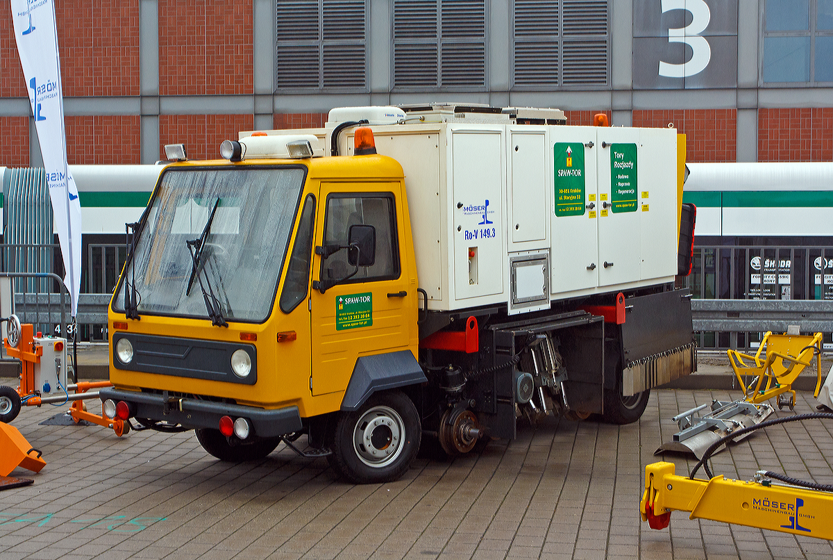 
Der M�ser Ro-V 149.3, ein leichtes Zwei-Wege-Schienenschleiffahrzeug, das auf der Inno Trans 2014 in Berlin (hier 26.09.2014) pr�sentiert wurde. Das gezeigte Fahrzeug ist bei der Fa. SPAW-TOR aus Polen im Einsatz.

Das von der Firma M�ser Maschinenbau GmbH (Rochlitz) neu entwickelte 2-Wege-Schienenschleiffahrzeug Ro-V 149, ist ein kompaktes Fahrzeug welches sich zum Reprofilieren, Riffelschleifen und Walzhautschleifen sowie f�r Kontaktschliff eignet. Die Schleiftechnik beinhaltet 6 separat bewegliche Spindeleinheiten, davon 4 St�ck f�r Topfscheiben und 2 St�ck f�r Umfangsscheiben. 

Das Fahrzeug f�hrt im Gleis, wie auf der Stra�e per Hinterachsantrieb, denn der Hauptrahmen wird beim Eingleisen vom Schleifaggregat hydraulisch angehoben und die als Schwinge gelagerten Hinterr�der samt Hinterachse und Fahrmotor werden pneumatisch abgesenkt und ans Gleis gedr�ckt. Die Energieversorgung gew�hrleistet ein 100 kW starker Dieselgenerator, welcher im mittleren Teil des Fahrzeuges platziert ist. Der Fahrantrieb sowie der Antrieb der einzelnen Schleifspindeln erfolgen mittels Umrichter gesteuerten Elektromotoren (je 7,5 kW, temperatur�berwacht), wobei der Fahrmotor mit einer Fremdbel�ftung ausgestattet ist. Die 4 Stirnschliffspindeln sind aufgrund des geringen Bauraumes als Motorspindeln ausgef�hrt, w�hrend die beiden Umfangsspindeln Kompakteinheiten mit Poly- V- Riementrieb und Motor bilden um m�glichst gro�e Schwenkwinkel zu realisieren. Daher ist es m�glich, neben Fahrfl�cheund Fahrkante auch den Rillenboden zu beschleifen.

Die Horizontal- und Schwenkverstellung der einzelnen Supporte �bernehmen elektrische Linearantriebe und der Vorschub ist proportionalgesteuert (pneumatisch), so dass der Bediener keinerlei Hebel oder Handr�der mehr zu bedienen hat ,sondern von einer tragbaren Fernbedienung (Funktionssteuerung �ber SPS) aus arbeiten kann.

Die Spurweite ist f�r alle g�ngigen Schienennetze einstellbar. Dabei ist jederzeit die exakte F�hrung der Schleifmaschine durch die beiden stabilen U-Rahmen, die bronzebeschichteten Laufbuchsen und der bew�hrten von uns entwickelten pneumatischen Spreizvorrichtung zum Ausgleich von Spurma�abweichungen gesichert. Des Weiteren ist die Ro-V149 mit einer leistungsf�higen Prozessabsaugung ausger�stet, welche in Kombination mit der Einhausung des Schleifaggregates und dem gro�en Filter optimalen Schutz vor Schleifstaub bietet.                 

Technische Daten:
L�nge: 4.800 mm
Breite: 1.700 mm
H�he �ber Schienenoberkante: 2.420 mm
Achsabstand Stra�enfahrwerk: 2.690 mm
Achsabstand Schienenfahrwerk: 1.470 mm
Gesamtgewicht: 5.500 kg
Installierte Leistung (Stromerzeuger): 110 kVA / 3 x 400 V
Schleifspindeldrehzahl:  bis 6000 U/min
Eingleiszeit: 2 min. (hydraulisch)
Ausgleiszeit: 0,5 min. (hydraulisch)
Fahr- und Umsetzgeschwindigkeit: 20 km/h
Arbeitsgeschwindigkeit: 10 – 20 m/min stufenlos einstellbar
Steigung / Gef�lle: max. 8 %
Spurweitenverstellung: Von 1.000 mm bis 1.500 mm
Absaugung Prozessabsaugung: 8000 m� /h mit Partikelfilter     
      
Quelle: http://www.moeser-maschinenbau.de