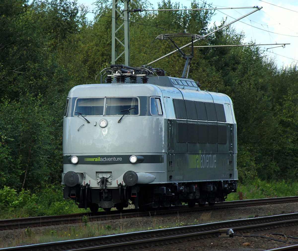 Der im Moment wohl schnellste Waschbär Deutschlands auf dem Weg nach Bremen...Railadventure 6 103 222-6 brachte in der Nacht das Krokodil der SBB Historic nach Padborg und rauschte dann am heutigen Morgen wieder von dannen. Jübek 09.09.2015