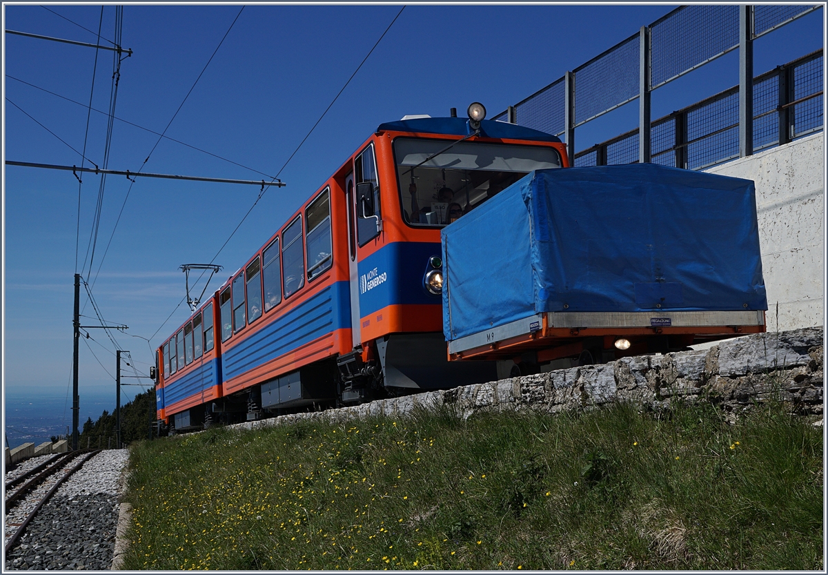 Der Monte Generoso Triebwagen Bhe 4/8 N° 14 San Gallo erreicht mit seinem Vorstellwagen in Kürze sein Ziel Generoso Vetta.
21. Mai 2017