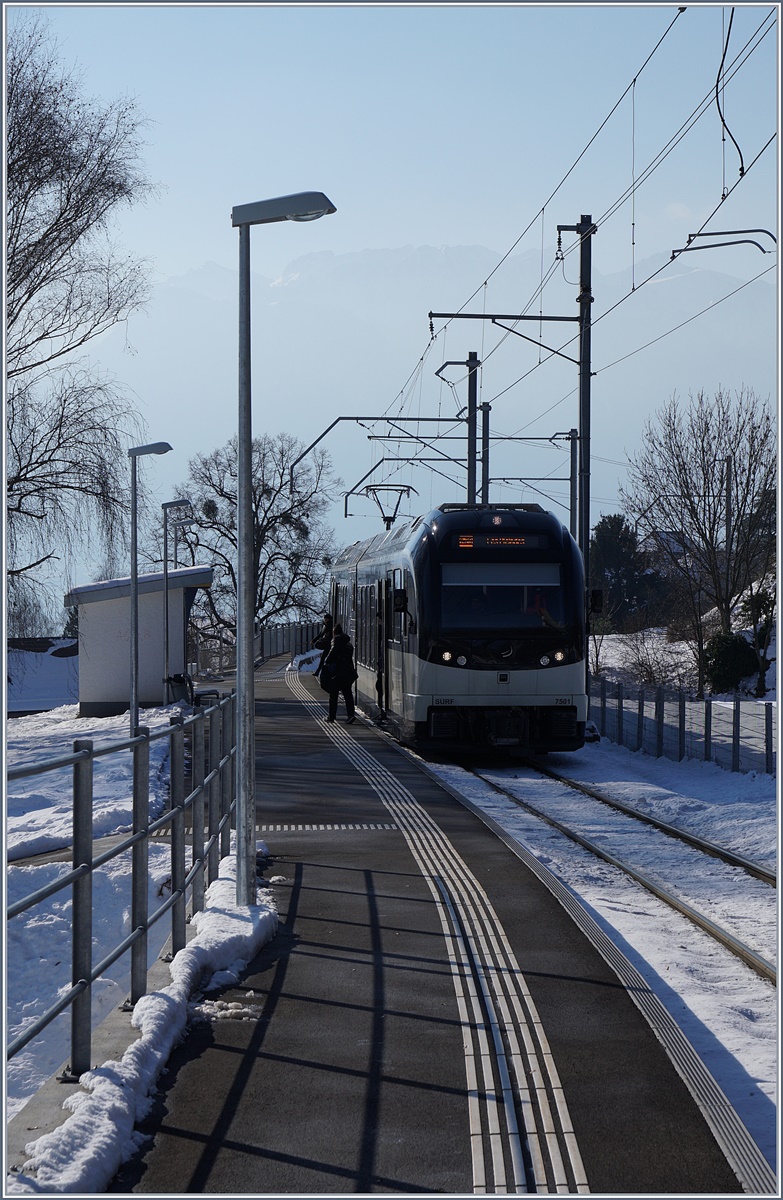 Der MVR ABeh 2/6 7501 beim auf dem Weg nach Blonay beim Halt in Château d'Hauteville.

18. Jan. 2017