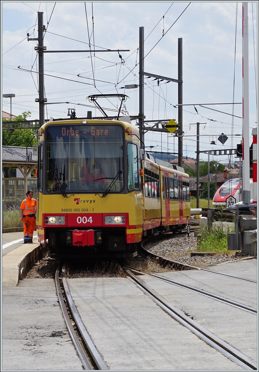 Der OC / TRAVYS Be 4/8 004 (94 80 0450 004-7) wartet in Chavornay auf die Abfahrt nach Orbe. 

4. Juli 2022