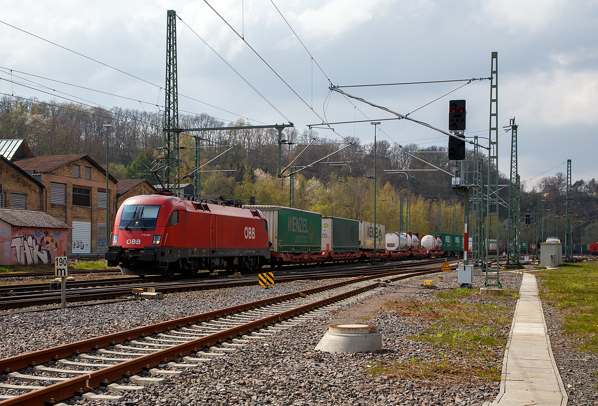 Der ÖBB Taurus 2 - 1116 081 (91 81 1116 081-1 A-ÖBB) , ex 1116 081-9 fährt am 29.04.2021, mit einem langen KLV-Zug, durch Betzdorf (Sieg) in Richtung Siegen.

Die Elektrische Universallokomotive vom Typ Siemens ES64U2  wurde 2002 von Siemens in München-Allach unter der Fabriknummer 20510 und an die ÖBB geliefert. Sie hat die Zulassungen für Österreich und Deutschland.