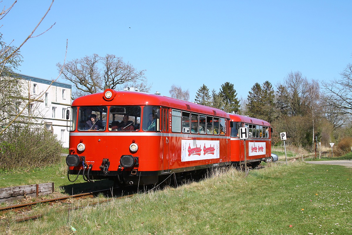 Der Ostereiersuchexpreß VT 3.09 + VT 3.08 fährt in Wagersrott ein. Rechts auf der Wiese hat der Osterhase bunte Eier ausgelegt 17.04.2022