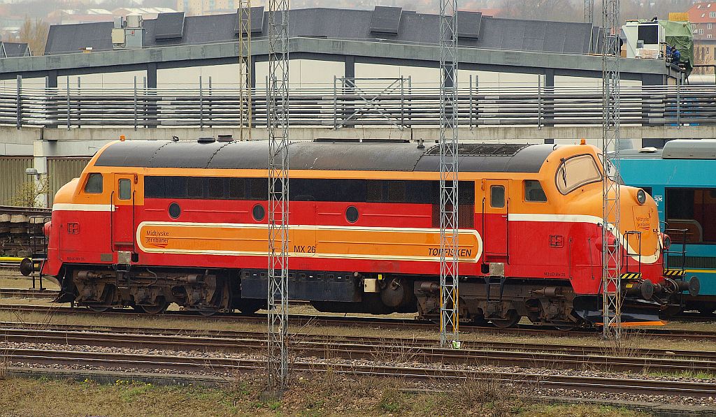 Der Paradiesvogel unter den NOHABS in Dänemark ist ohne Zweifel die MjbD MX26(nach der Baunummer ist es die ex DSB MX 1025)der Midtjyske Jernbaner die hier in Aarhus abgestellt steht. 20.04.2010