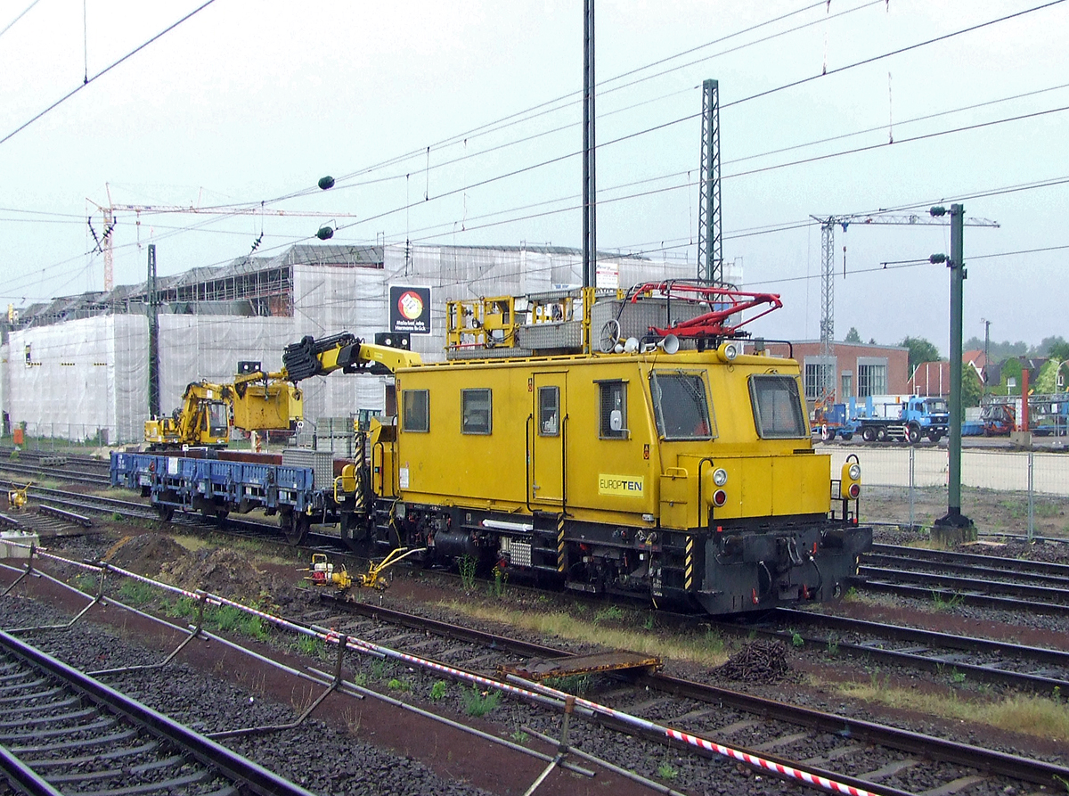 
Der Plasser & Theurer Motorturmwagen MTW 10.107/1 (97 99 01 505 17-7) der EUROPTEN (European Trans Energy GmbH, Wien), mit Schutzwagen (Kbs-Wagen) 23 RIV 84 3354 500-5 NL-RP der RailPro, am 20.06.2009 beim Bahnhof Meppen (aufgenommen aus dem Zug).  

Dieser Motorturmwagen wurde 1996 von Plasser & Theurer unter der Fabriknummer 683 gebaut.

Technische Daten des MTW 10.107/1:
Länge über Puffer:  11.550  mm
Radsatzstand:  6.500  mm
Eigengewicht:  37,0  t
Bauart der Bremse:  KE-P mZ
Bremsgewicht G:  -  t
Bremsgewicht P:  25,0  t
Zul. Anhängelast:  40,0  t
Zur Mitfahrt  zugel. Personenanzahl:  7
Höchstgeschwindigkeit:  90  km/h