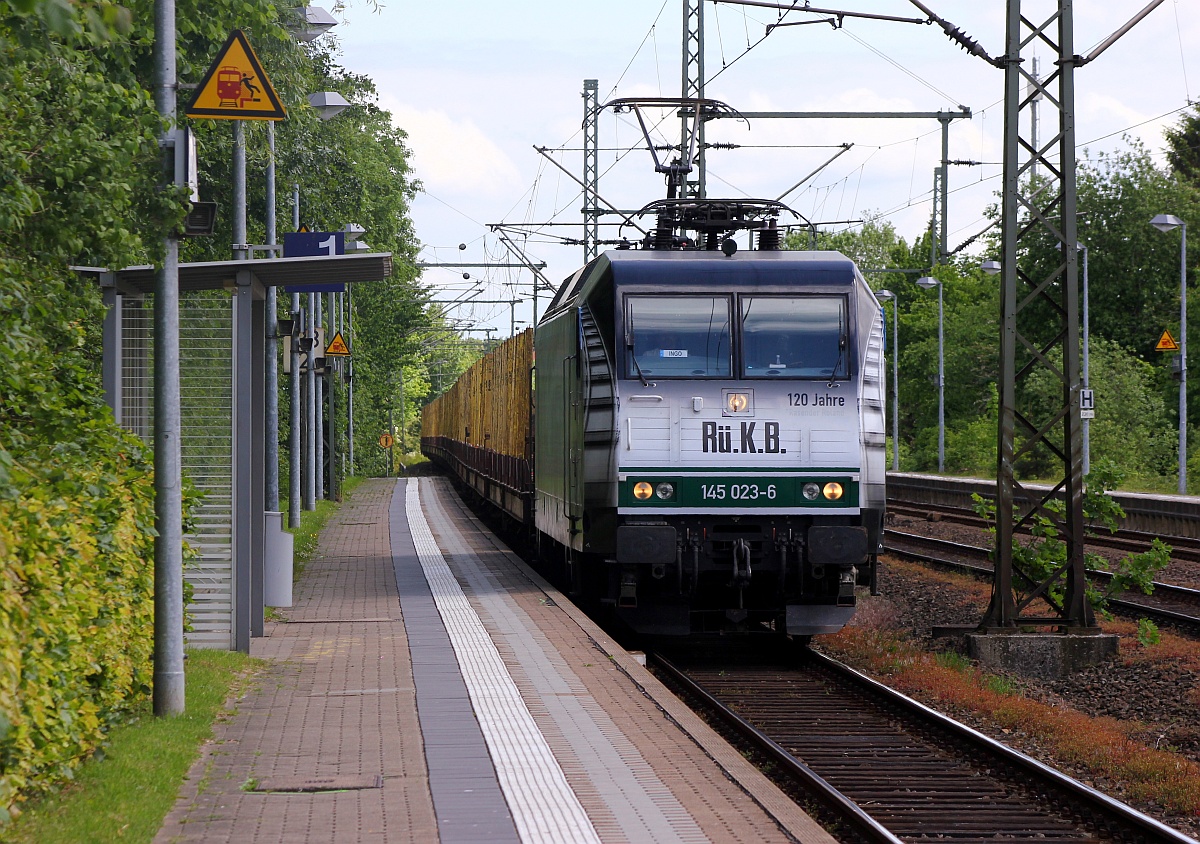 Der PRESS-Werbeträger 145 023-6(6145 083-2,ex SBB 481 001, ex MThB 486 651) kam als DGS 95090(Büchen-Padborg)mit einem sehr langen Ganzzug bestehend aus leeren Holztransportwagen mit einem plus von gut 200min durch Schleswig gefahren. 09.06.2015