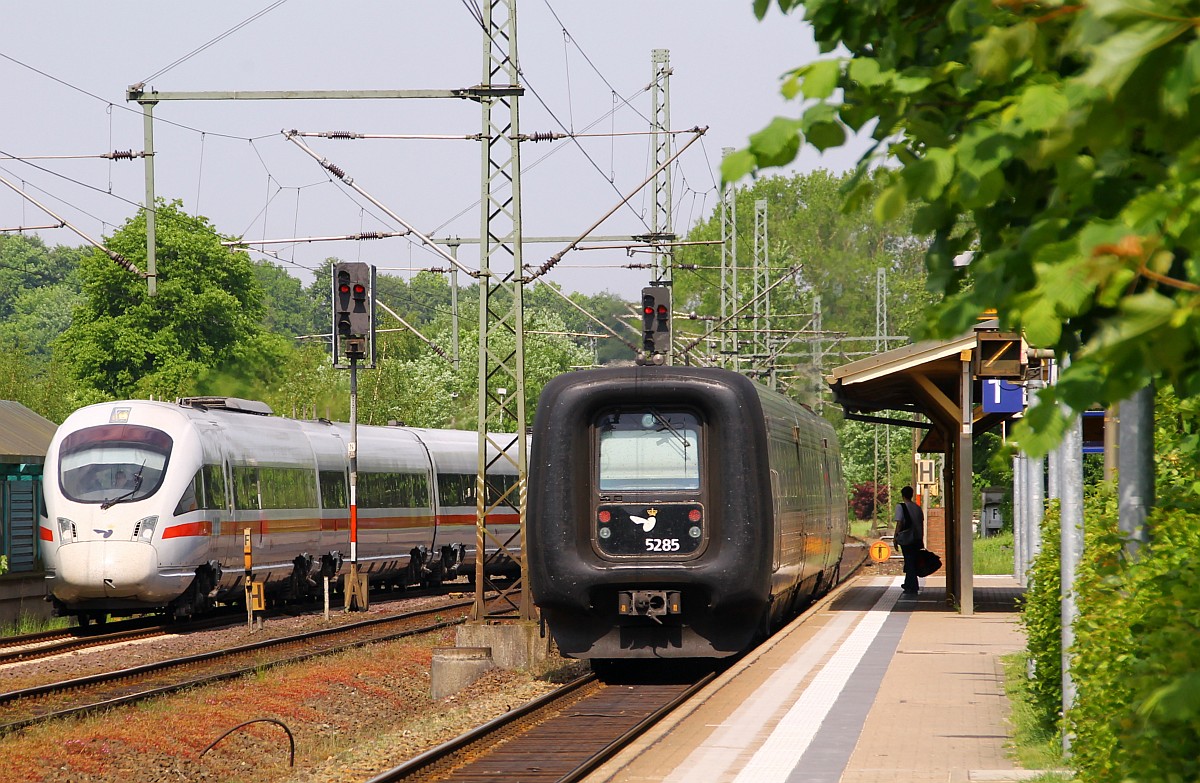 Der eine ist pünktlich der andere nicht...ICE 381 nach Berlin und EC 386 nach Aarhus beim Treffen im Bahnhof Schleswig. 22.05.2014