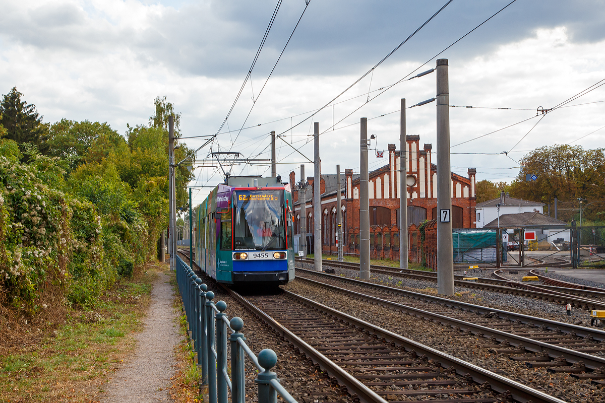 
Der R1.1 Niederflur-Gelenktriebwagen 9455 der SWB (Stadtwerke Bonn Verkehrs GmbH) erreicht am 15.09.2018, als Straenbahn-Linie 62 nach Dottendorf, bald die Station Bonn-Beuel Bahnhof. Rechts der Betriebshof Beuel der SWB.