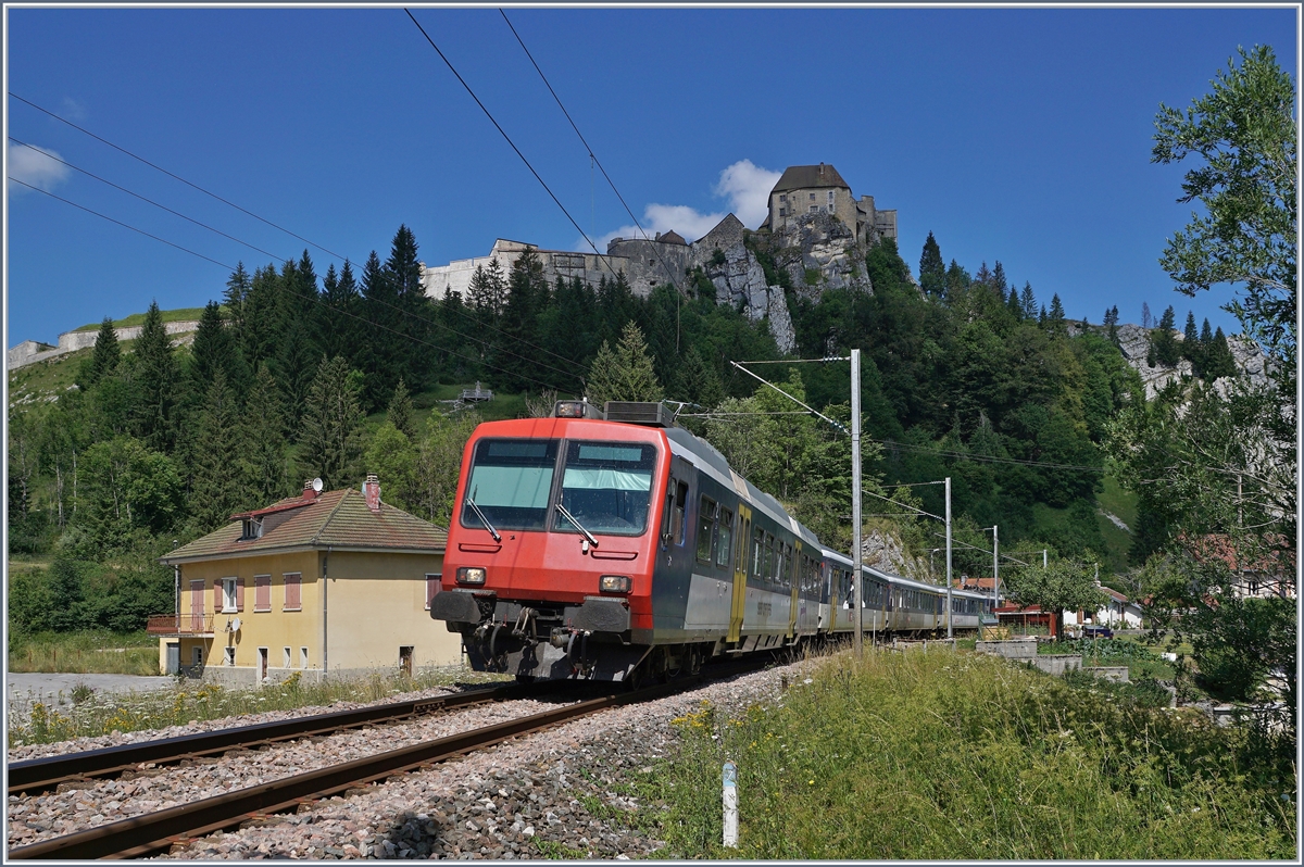 Der RE 18121 von Frasne nach Neuchâtel bei Le Frambourg; im Hintergrund das Château de Joux. 

16. Juli 2019