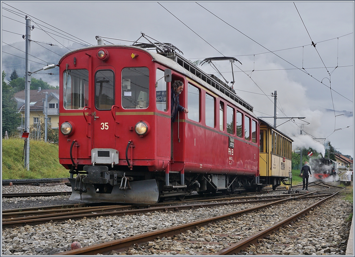 Der RhB ABe 4/4 I 35, der mit seinem Blonay-Chamby  Bernina-Wagen  als Riviera Belle Epoque von Chaulin nach Vevey unterwegs ist bei Halt in Blonay.

30. Aug. 2020