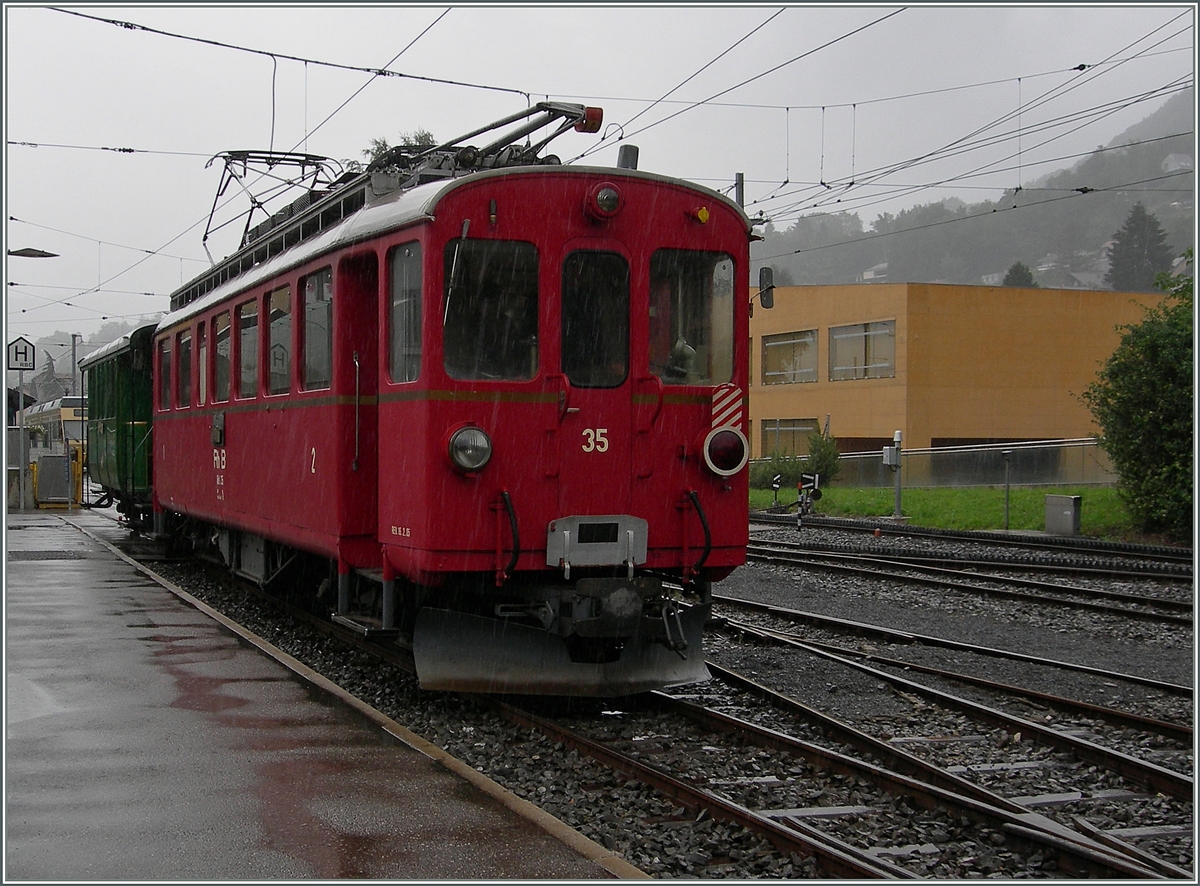 Der RhB ABe 4/4 N° 35 an einem regnerischen Sonntag in Blonay. 
16. August 2015