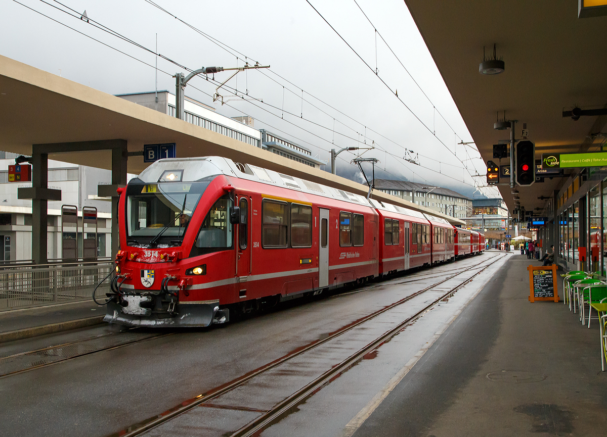 
Der RhB Regio-Zug aus Arosa trifft am 17.02.2017 in Chur ein, der Zug besteht aus dem 3-teiligen ALLEGRA-Zweispannungstriebzug (RhB ABe 8/12) 3514  Steivan Brunies  mit 4 angehangenen Personenwagen.  

Dieser Zweispannungstriebzug ist nicht nur hochmodern, sondern verbirgt in seinem Innern wesentliche Innovationen und viel Power. Die mehrsystemfhige Antriebsausrstung bringt eine Leistung von 2,6 MW, zudem haben die Triebzge eine hohe Anfahrzugkraft von 260 kN. Hier auf der Arosabahn (Chur–Arosa) wie auf der Bahnstrecke Landquart–Davos Platz im 11 kV 16.7 Hz Wechselstrombetrieb wird mit 11 kV 16.7 Hz Wechselstrom gefahren, die Arosabahn hat dabei eine Maximalsteigung von 60 ‰. Auf der Berninabahn (St. Moritz–Tirano) mit einer Maximalsteigung 70 ‰ wird mit 1.000 V Gleichstrom gefahren, auf der Arosabahn und der Bahnstrecke Landquart–Davos Platz im 11 kV 16.7 Hz Wechselstrombetrieb.

TECHNISCHE DATEN der RhB ABe 8/12: 
Nummerierung:  3501–3515
Anzahl:  15
Hersteller:  Stadler Rail
Baujahre:  2009–2010
Achsformel:  Bo’Bo’+2’2’+Bo’Bo’
Spurweite:  1.000 mm (Meterspur)
Lnge ber Puffer:  49.500 mm
Hhe:  3.800 mm
Breite:  2.650 mm
Leergewicht:  106 t
Hchstgeschwindigkeit:  100 km/h
Max. Leistung (am Rad):  2.600 kW bei AC / 2.400 kW bei DC
Anfahrzugkraft:  260 kN
Treibraddurchmesser:  810 mm (neu) / 740 mm (abgenutzt)
Laufraddurchmesser:  685 mm  (neu) / 635 mm (abgenutzt)
Achsabstand im Motordrehgestell: 2.000 mm
Achsabstand im Laufdrehgestell: 1.800 mm
Stromsystem:  11 kV 16.7 Hz AC und 1 kV DC
Anzahl der Fahrmotoren:  8
Sitzpltze:  1. Klasse: 24 / 2. Klasse: 76 + 14 Klappsitze
Fubodenhhe:  480 mm Niederflur / 1.050 mm Hochflur
Niederfluranteil:  22 % 
Anhngelast auf 70‰: 140 t
Anhngelast auf 35‰: 245 t
