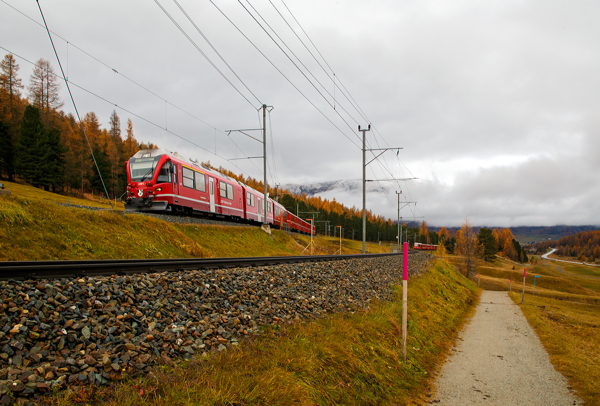 
Der RhB Regio-Zug von Chur via St. Moritz nach Tirano erreicht am Morgen des 02.11.2019 bald den Bahnhof Pontresina, der Zug besteht aus dem 3-teiligen ALLEGRA-Zweispannungstriebzug (RhB ABe 8/12) 3501   Willem Jan Holsboer 	  mit 4 angehangenen Personenwagen.
Rechts auf der Bahnstrecke Samedan–Pontresina kommt Steuerwagenvoraus der Regio-Zug von Scuol-Tarasp (via Samedan).

Hier in Pontresina laufen die Berninabahn (950) und die Bahnstrecke Samedan–Pontresina (960) wieder zusammen. Links oben die Berninabahn wird mit 1.000 V Gleichstrom betrieben, während die Strecke Samedan–Pontresina mit 11 kV 16,7 Hz Wechselstrom betrieben wird. 
