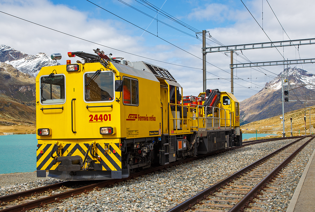 Der RhB (Rhtische Bahn) Xmf 6/6 24401, ex 92020, ein Fahrleitungsturmwagen vom Typ Plasser & Theurer MTW 100.160 ist am 13.09.2017, auf dem hchsten Punkt der Berninabahn (2.256 m . M.), beim Bahnhof Ospizio Bernina (Bernina Hospiz) abgestellt. Ospizio Bernina ist auch die hchstgelegene Bahnstation im Netz der Rhtischen Bahn.

Der MTW 100.160 wurde 2007 von Plasser & Theurer unter der Maschinen-Nr. 934 gebaut.

TECHNISCHE DATEN:
Spurweite: 1.000 mm (Meterspur)
Achsformel: Bo’+Bo’Bo’
Baujahr: 2007
Lnge ber Puffer: 19,26 m
Drehzapfenabstand: 5,35 m / 8,50 m
Achsabstand im Drehgestell: 1.800 mm
Leistung der Dieselmotoren: 2 x 395 kW
Eigengewicht: 69,00 t
Hchstgeschwindigkeit: 90 km/h (eigen oder geschleppt) 