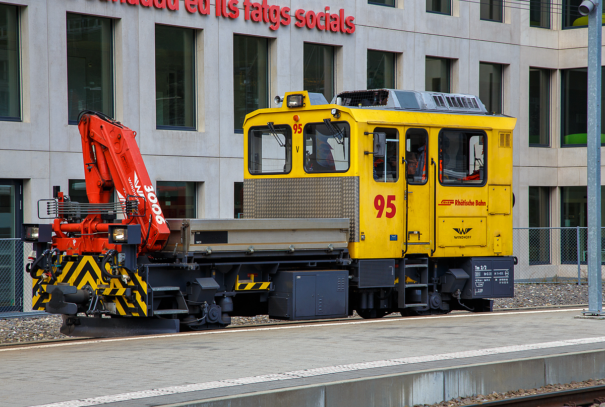 Der RhB Tm 2/2 95 am 12.09.2017 im Bahnhof Chur. 
Der Traktor wurde 1998 von Windhoff unter der Fabriknummer 2485 gebaut. 

Die Fa. Windhoff hat vier dieser Baudiensttraktoren Tm 2/2 95 bis 98 gebaut, diese entsprechen weitgehend der Serie 81-84 (von RACO). 

TECHNISCHE DATEN:
Spurweite: 1.000 mm
Achsfolge: B
Lnge ber Puffer: 8.790 mm
Breite: 2.700 mm
Leergewicht: 22 t
Ladegewicht: 2 t
Hchstgeschwindigkeit: 60 km/h (60 km/h Schleppfahrt)
Motorbauart: 6-Zylinder-Dieselmotor
Motorleistung:  336 kW 
Anfahrzugkraft: 78 kN 
Stundenzugkraft: 30 kN bei 25 km/h
Leistungsbertragung: hydraulisch