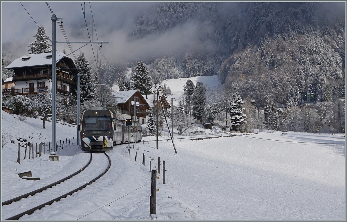 Der von Sarah Morris als  Monarch  gestaltete MOB Be 4/4 5001 mit seinen Steuerwagen Bt 241 und ABt 341 ist bei Les Avants auf dem Weg von Zweisimmen nach Montreux. 

2. Dez. 2020