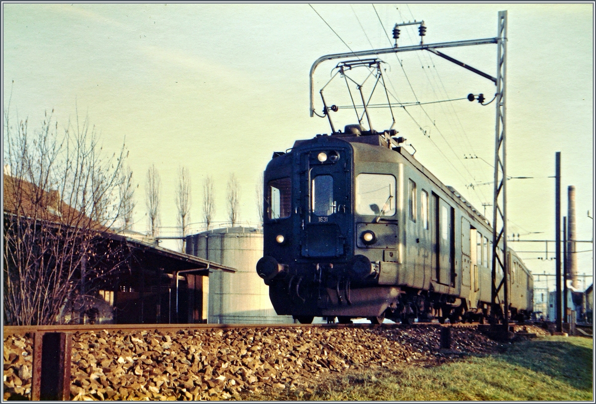 Der SBB BDe 4/4 1631 mit seinem Regionlzug 6480 nach Aarau kurz nach der Abfahrt in Zofigen.
3. März 1985