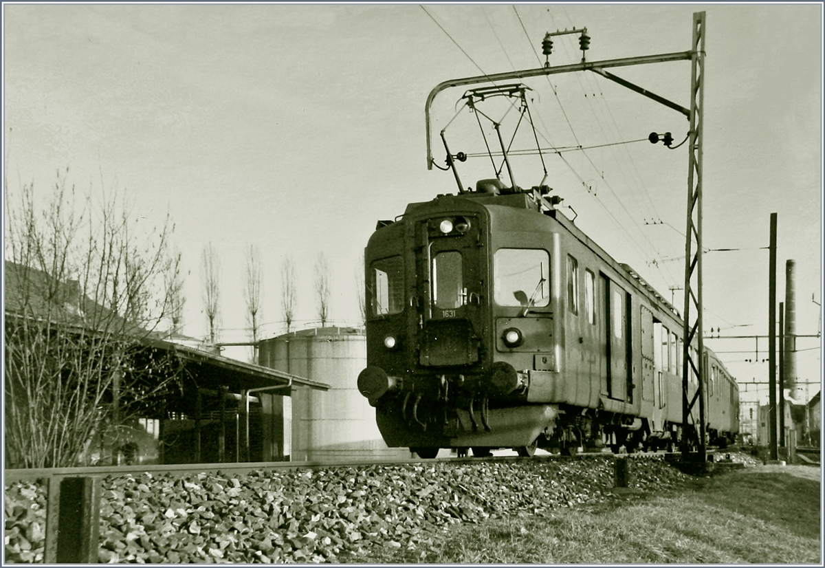 Der SBB BDe 4/4 1631 verlässt mit einem Regionalzug nach Aarau Zofingen. 

3. März 1985