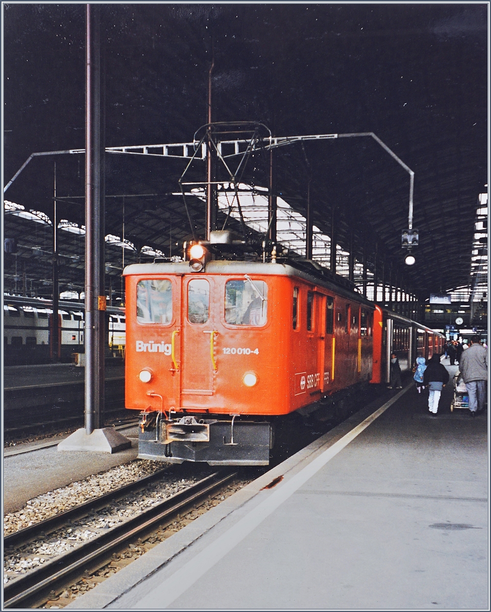 Der SBB Deh 4/6 910 ist nun als Brünig Bahn 120 010-4 beschriftet und wartet in Luzern auf die Abfahrt. 

Analog Bild vom Oktober 1999