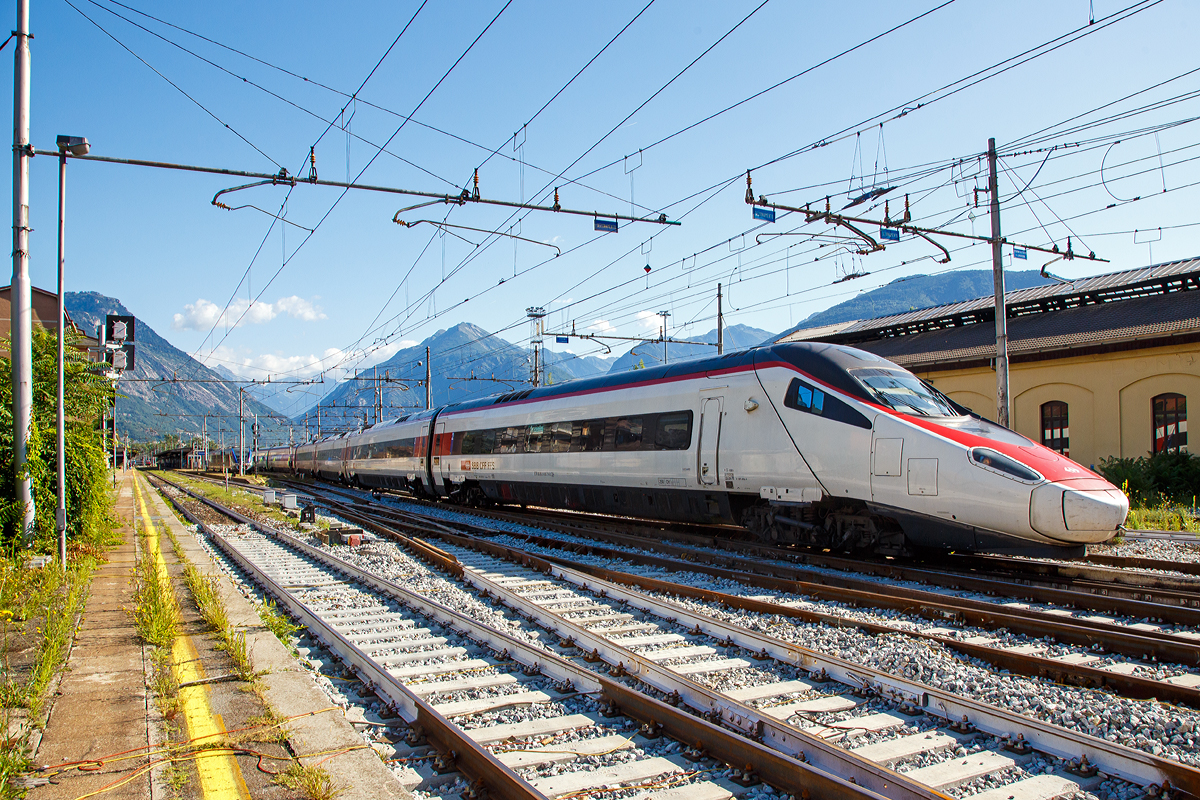 
Der SBB ETR 610.014 (ETR 93 85 5 610 014-8 CH-SBB) ein ETR 610 der 1.Serie, gekuppelt mit dem RABe 503 012  “Ticino“ (93 85 0 503 012-3 CH-SBB), ein ETR 610 der 2.Serie, verlassen am 03.08.2019 den Bahnhof Domodossola in Richtung Mailand.

Seit 2018 bezeichnet die SBB die ETR 610 als Astoro, abgeleitet vom italienischen Begriff Astore für Habicht.
