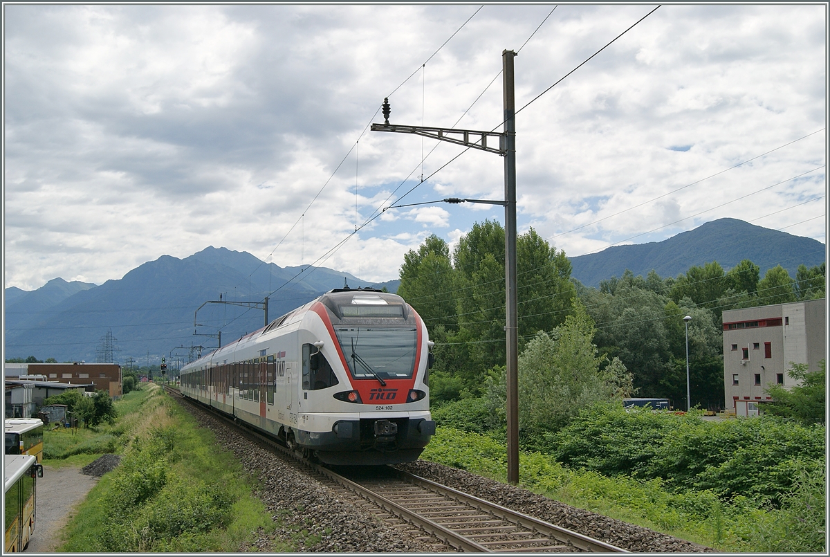 Der SBB FFS RABe 524 102 auf der Fahrt in Richtung Bellinzona hat den Halt Riazzino verlassen. Im Hintergrund ist der alte Bahnhof und heutige Kreuzungsstation zu erkennen.

Zur Zeit wird die Strecke auf Teilabschnitten mit einem zweiten Gleis ausgestattet. 

21. Juni 2015