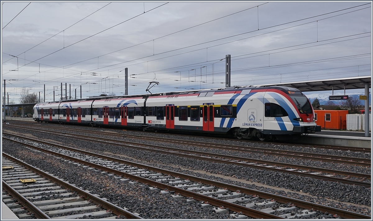 Der SBB LEX Flirt RABe 522 220 hat Annemasse erreicht und wendt nun für die Rückfahrt als SL4 nach Genève. 

15. Dezember 2019