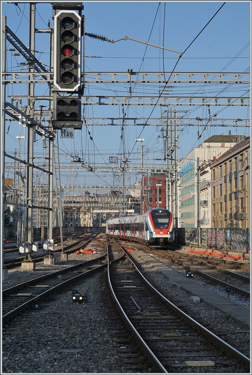 Der SBB LEX RABe 522 231 und ein weiterer erreichen als Léman Express SL6 von Bellegarde (Ain) kommend ihr Ziel Genève. 
Die Léman Express Line SL6 wird nur in der HVZ bedient. 

19. Juli 2021