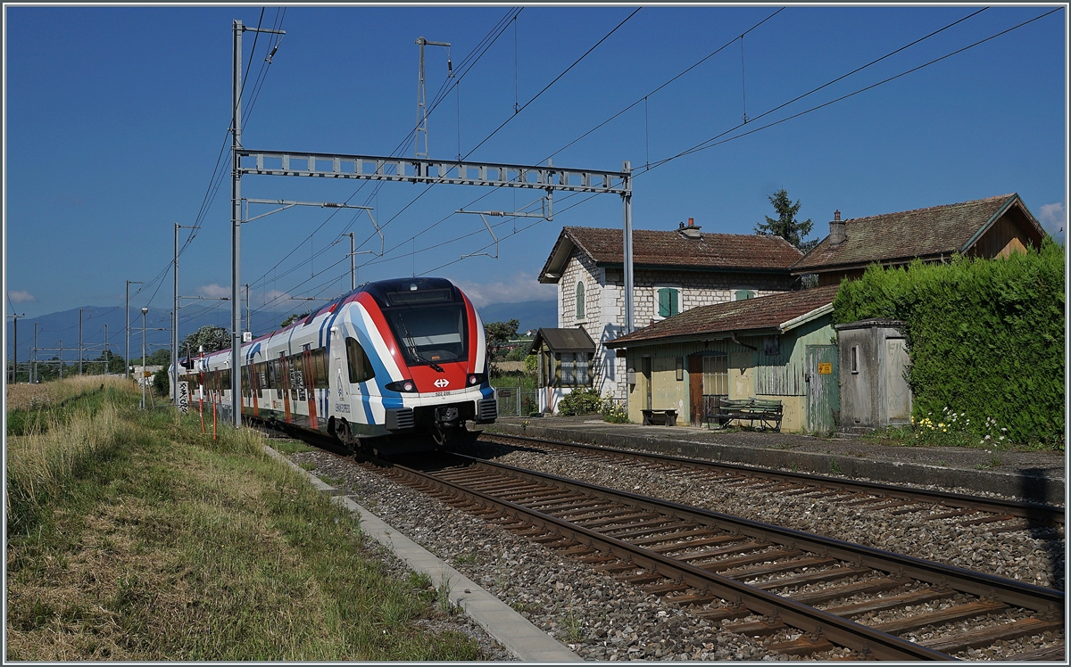 Der SBB LEx RABe 522 229 ist als SL5 bei der nicht mehr genutzen Haltestelle Bourdigny auf dem Weg von Genève nach La Plaine.

19. Juli 2021