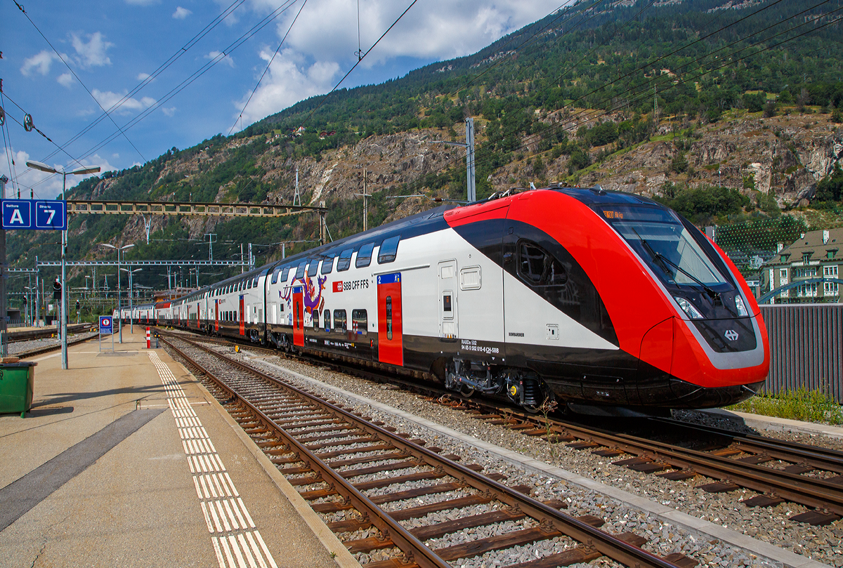 
Der SBB RABDe 502  - 94 84 0 502 015-6 CH-SBB als IR 90 am 06.08.2019 Brig, wohl aber eher noch auf Probefahrt, denn er fuhr so gleich in den Abstellbereich. 

Die SBB RABDe 502 für den InterCity-Verkehr und die SBB RABe 502 für den InterRegio-Verkehr sind doppelstöckige Triebzüge für den Fernverkehr der Schweizerischen Bundesbahnen (SBB) des Herstellers Bombardier Transportation. Von der SBB als FV-Dosto und vom Hersteller Bombardier Twindexx Swiss Express (wobei sich dieser mehr eingeprägt hat) bezeichneten Züge basieren auf der Plattform Bombardier Twindexx. Die ersten Züge hätten ab 2013 geliefert werden sollen. Nach mehr als vier Jahren Verzögerung kamen sie ab 2018 schrittweise zum Einsatz. 
Es existieren drei Varianten:
RABDe 502.0, IC-Version,  achtteilig,  200 m lang (mit Speisewagen);
RABe 502.2, IR-Version,  achtteilig,  200 m lang (ohne Speisewagen) und
RABe 502.4, IR-Version,  vierteilig,  100 m lang
Der große Unterschied zwischen den RABDe 502.0 und den RABe 502.2 liegt darin dass der RABDe 502.0 einen Speisewagen führt und auch 80 Sitzplätze weniger hat.

Vom Weiten sind die RABDe 502.0, IC-Version, daran zu erkennen, dass der fünfte Wagen  (Speisewagen) im Bereich der Oberstockfester „rot“ lackiert sind.

Grundlegende Daten und Ausstattung
Alle Züge sind per Design ausgelegt für eine Geschwindigkeit von 230 km/h, zugelassen werden sie für eine Höchstgeschwindigkeit von 200 km/h. 
Für den InterRegio-Verkehr sind vorgesehen: 
9 Exemplare in der Version IR 100, einem vierteiligen Triebzug mit 100 Meter Länge mit 330 Sitzplätzen, sowie
30 Exemplare als achtteilige, 200 Meter lange Version IR 200 mit 682 Sitzplätzen.
Für den Intercity-Verkehr sind  23 Exemplare als Version IC 200, gleichfalls 200 Meter lang und mit acht Wagen, von denen einer ein Speisewagen ist. Dieser Zug bietet 606 Sitzplätze.

Einbauten sind in allen Versionen Businessabteile, elektronische Sitzplatzreservierung und Videoüberwachung. Zudem sind die Personenwagen wenig druckanfällig, da die Fahrzeuge auch in Deutschland fahren sollen und nach einschlägigen deutschen Normen gebaut und auch zugelassen werden. Vor allem im IC 200 enthalten sind ein großes Restaurant und ein Familienwagen. Auch die Toiletten sind grösser und pro Zug ist mindestens ein Wickeltisch enthalten.

Antriebstechnik
Der Bombardier Twindexx Swiss Express hat ein verteiltes Antriebssystem, in dem entweder sechs oder zwölf Fahrmotoren in den Drehgestellen der vier- oder achtteiligen Einheiten zum Einsatz kommen. Je sechs von acht Wagen bzw. drei von vier Wagen des Zuges sind angetrieben und somit sind es Triebzüge. Dies ist ein wesentlicher Unterschied zur Schwesterplattform Twindexx Vario (der DB), bei der antriebslose Doppelstockmittelwagen mit endständigen Doppelstocktriebwagen gekuppelt werden. 
Im Vergleich zu einem gleich langen Zug aus IC2000-Wagen und einer Re 460 Lokomotive soll das Antriebssystem wegen der eingebauten Synchronmotoren mit Permanentmagneten rund zehn Prozent weniger Energie verbrauchen.

Wankkompensation
Gegenüber anderen Doppelstock-Triebzügen zeichnet sich der Twindexx Swiss Express aber vor allem durch eine Variante der Neigetechnik, genannt WAKO (aktive Wank-Kompensation), aus. Diese Wankkompensation soll verhindern, dass sich der Wagenkasten in Bögen nach außen neigt, und so höhere Geschwindigkeiten in Kurven erlauben. Im Gegensatz zu aktiver Neigetechnik, die bis zu 8° Neigung erlaubt, sind es hier nur 2°. Im Vergleich zu einem sich im Bogen nach außen neigenden Doppelstockwagen ergibt sich somit ein Unterschied von bis zu 4°. Im Gegensatz zu aktiven Systemen soll die WAKO aufgrund der geringeren technischen Komplexität des Systems sehr ausfallsicher sein. Mit der Wankkompensation können, je nach Überhöhung Bögen ca. 9 bis 15 Prozent schneller durchfahren werden. Dazu wurde eine neue Geschwindigkeitsreihe „W“ eingeführt, die zwischen den Geschwindigkeitsreihen „R“ (für konventionelle Züge) und „N“ (Neigezüge) liegt.

Der Zug soll mittels WAKO, guter Beschleunigung sowie kleineren baulichen Maßnahmen die Fahrzeit der Strecke Bern–Lausanne von momentanen 66 Minuten auf unter 60 reduzieren, was in Lausanne die Einrichtung eines Taktknotens zur vollen und halben Stunde erlaubt.

Sollte sich die Technik jedoch nicht einsetzen lassen, können die Züge weiterhin ohne Wankkompensation verkehren. Als Vertragsstrafe müsste der Hersteller Bombardier die SBB mit bis zu 100 Millionen Franken entschädigen.

TECHNISCHE DATEN der RABDe 502  
Nummerierung: 502 001–502 023
Anzahl: 23 
Hersteller: 	Bombardier Transportation, Werke Villeneuve (CH) und Görlitz (D)
Spurweite: 	1.435 mm (Normalspur)
Achsformel:  2’Bo’+2’Bo’+2’2’+2’2’+Bo’2’+Bo’2’+Bo’2’+Bo’2’
Länge über Kupplung: 200.600 mm
Höhe: 4.590 mm
Breite: 2.000 mm
Achsabstand im Drehgestell: 2.500 mm
Leergewicht: 453 t
Dienstgewicht: 539 t 
Radsatzfahrmasse: 18 t 
Höchstgeschwindigkeit: 200 km/h
Kurzzeitleistung: 7.500 kW
Anfahrzugkraft: 	482 kN
Beschleunigung: 0,85 m/s²
Stromsystem:  15 kV 16,7 Hz
Anzahl der Fahrmotoren: 12 (Synchronmotoren mit Permanentmagnet)
Sitzplätze: 	606, davon 176 (1. Klasse), 401 (2. Klasse) und 29 (Speisewagen)
