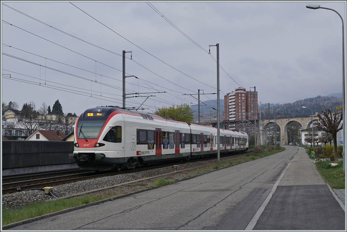 Der SBB RABe 523 047 ist kurz vor Grenchen Süd auf dem Weg von Biel/Bienne nach Olten. 

18. April 2021