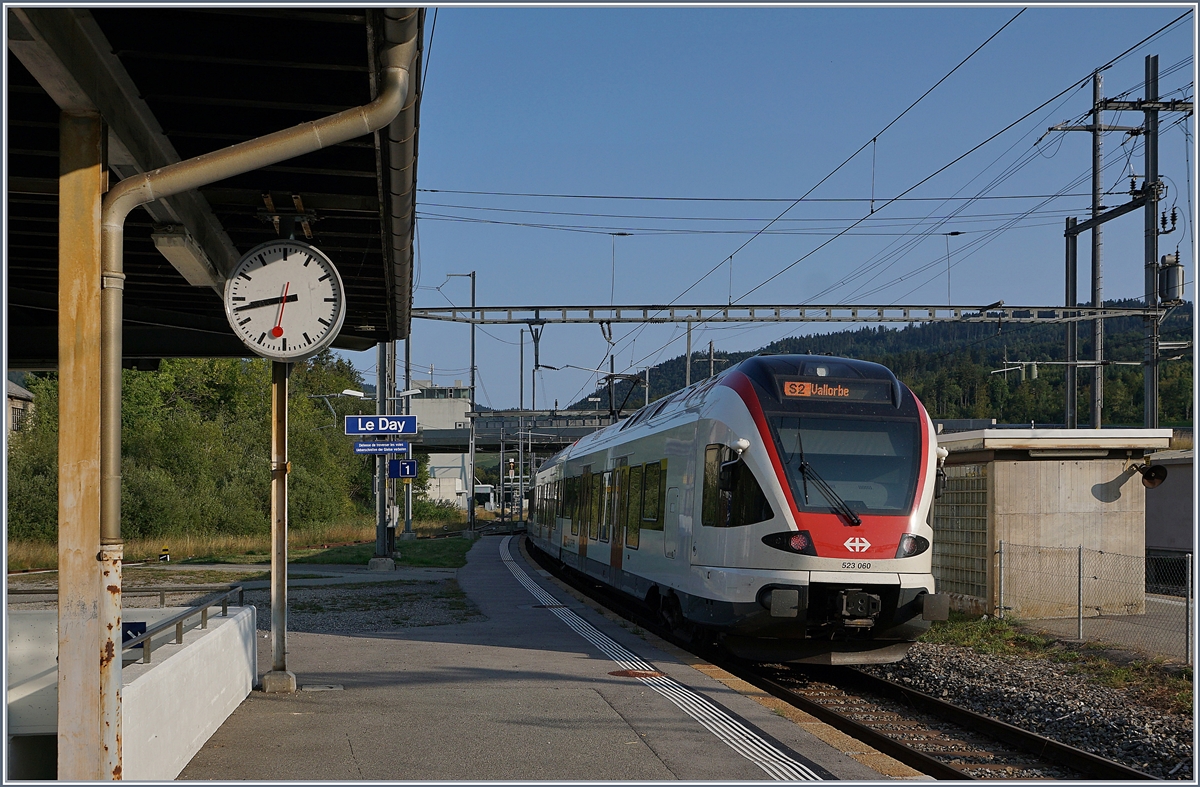 Der SBB RABe 523 060 verlässt Le Day Richtung Vallorbe.
28. August 2018