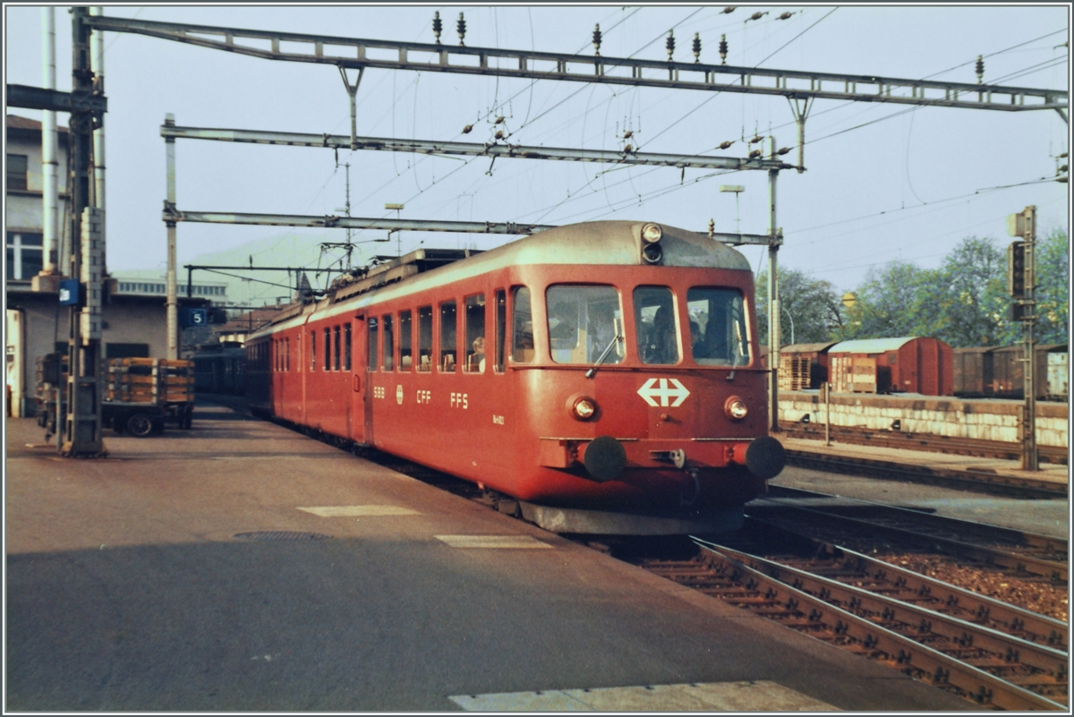 Der SBB RAe 4/8 1023 ist in Olten im Frühling 1985 auf einer Ausflugsfahrt. Der 1953 gebaute  Doppelpfeil  musste noch im selben Jahr nach einem Brand abgebrochen werden. 
Den RAe 4/8 1022 ereilte bereits 1977 nach einer Kollision das gleiche Schicksal, der 1939 gebaute, aber nicht baugleiche Doppelpfeil RABe 4/8 1021  Churchill  hingegen ist auch heute noch im Einsatz. 

April 1985
