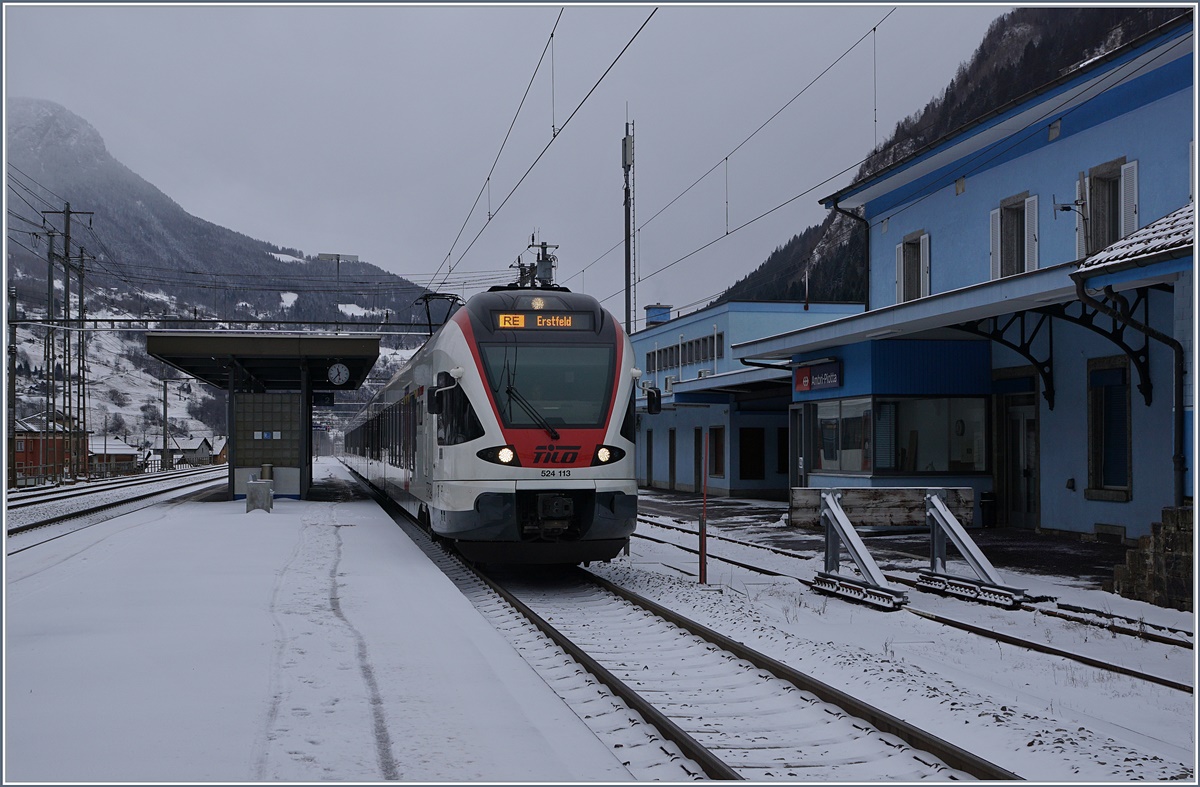 Der SBB TILO RABe 524 113 beim Halt im blauen Bahnhof von Ambri-Piotta. Der Zug war als RE von Lugano nach Erstfeld unterwegs - eine Verbindung, die seit kurzem durch die SOB Verbindung  Treno Gotthardo  Locarno - Basel/Zürich abgelöst wurde.

5. Jan. 2017