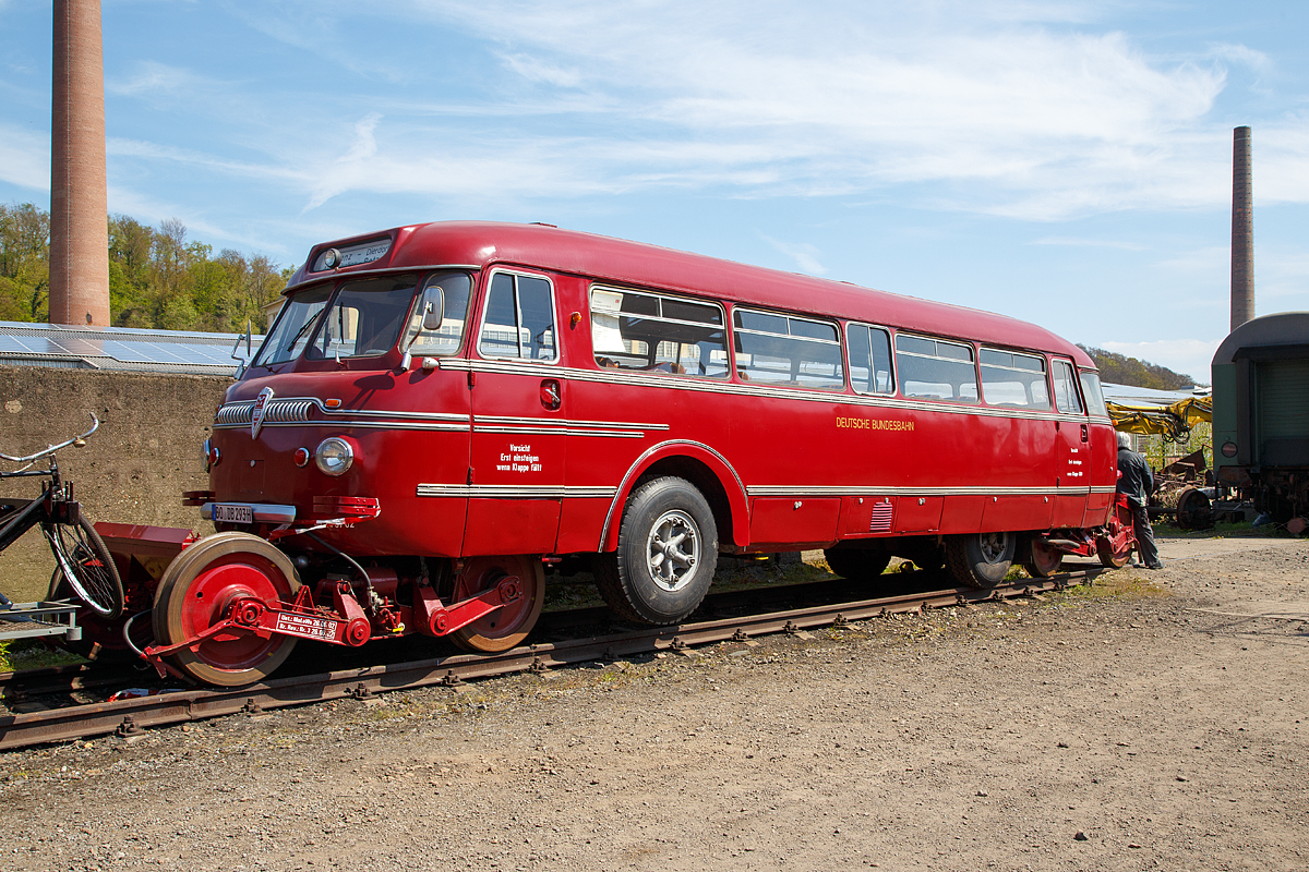 
Der Schienen-Straßen-Omnibus, auch kurz Schi-Stra-Bus genannt, ist ein Zweiwegefahrzeug für den Personenverkehr auf Eisenbahnstrecken und Straßen. Die Deutsche Bundesbahn (DB) setzte ihn sowohl als Nahverkehrszug als auch als Bahnbus ein. Lange fuhr er auch hier in der Region von hellertal.startbilder (über den Westerwald), die Verbindung Koblenz – Altenkirchen – Betzdorf.

Das Fahrzeug ist ein spezieller Omnibus mit allen für den Straßenverkehr notwendigen Einrichtungen. Der Schienen-Straßen-Omnibus war mit einem Dieselmotor von Klöckner-Humboldt-Deutz aus dem Omnibusbau ausgerüstet. Dieser hatte eine Leistung von 88 kW (120 PS), er ermöglichte eine Geschwindigkeit von 80 km/h auf der Straße und 120 km/h auf Schienen. Die Fahrzeuge boten 43 Sitzplätze und 15 bis 24 Stehplätze.

Der Wagen war ein Einrichtungsfahrzeug, war aber entsprechend den Vorschriften für den Schienenverkehr ausgerüstet. So besaß er beidseitig Türen, verfügte er über eine bahntaugliche Bremse, die über die Spurwagen wirkte, eine Sicherheitsfahrschaltung und eine Notbremseinrichtung. Für den Betrieb auf Eisenbahngleisen wurde der Bus auf zwei zweiachsige Untergestelle – genannt „Spurwagen“ – gesetzt. Dafür besaß der Schienen-Straßen-Omnibus zwei hydraulische Hebevorrichtungen, mit der wechselseitig die vordere und hintere Fahrzeughälfte zum Auf- und Absetzen von den Spurwagen angehoben wurde. Vor der Vorderachse und hinter der Hinterachse befand sich je ein Lager für den Drehzapfen des Spurwagens. Für das Umsetzen wurde ein Rillenschienen-Gleis auf Straßenebene benötigt. Im Schienenbetrieb war die Vorderachse vollständig abgehoben, die Reifen der Hinterräder saßen auf den Schienen auf und sorgten für den Antrieb. Während des Wechsels auf und von den Spurwagen blieben die Fahrgäste im Bus.

Die Deutsche Bundesbahn bestellte 1951 zwei Prototypen bei der Firma Nordwestdeutsche Fahrzeugbau GmbH (NWF) in Wilhelmshaven. Die Spurwagen wurden von der Firma Waggon- und Maschinenbau GmbH (WMD) in Donauwörth hergestellt. Die Prototypen wurden 1952 geliefert und erprobt. Kurz darauf folgten drei Serienfahrzeuge, eines wurde im März 1953 auf der Internationalen Automobil-Ausstellung in Frankfurt am Main vorgestellt. 1953 wurden noch weitere 50 Fahrzeuge bestellt. Insgesamt kamen aber nur 15 Wagen auf der Schiene zum Einsatz, die restlichen verkehrten als reine Straßenfahrzeuge.

Zum Winterfahrplan 1954/55 wurde die Verbindung Koblenz–Betzdorf eingerichtet. Die Strecke führte von Koblenz auf der Straße nach Dierdorf und von dort über die Bahnstrecke Engers–Au bis Au (Sieg) und weiter auf der Siegstrecke bis Betzdorf. Sie erwies sich als größter Erfolg dieses Konzepts und bestand deshalb auch am längsten. Oftmals reichte das Angebot an Sitzplätzen für die Zahl der Reisewilligen nicht aus. Eine Fahrt dauerte zweieinhalb Stunden. Diese war die einzige Verbindung, auf der zwei Fahrten pro Tag und Richtung angeboten wurden. Die letzte planmäßige Fahrt am 27. Mai 1967 besiegelte das Ende des Schienen-Straßen-Omnibusses.

Bei Einführung der computerlesbaren Fahrzeugnummern zum 1. Januar 1968 wurde für den Schienen-Straßen-Omnibus noch die Baureihennummer 790 vergeben, jedoch waren zum Stichtag bereits alle Fahrzeuge ausgemustert.

TECHNISCHE DATEN:
Spurweite: 1.435 mm (Normalspur)
Länge über Alles: 11.100 mm (Straße) / 12.550 mm (Schiene)	
Größte Breite: 2. 500 mm
Größte Höhe:  2.860 mm
Eigengewicht: 7,7 t (Straße) / 13,5 t (Schiene)	
Achsstand der Spurwagen: 1.900 mm
Drehzapfenabstand:  9.500 mm
Laufkreisdurchmesser der Schienenräder:  850 mm
Sitzplätze: 43
Höchstgeschwindigkeit (Straße): 80 km/h	
Höchstgeschwindigkeit (Schiene): 120 km/h Vorwärts / 45 km/h Rückwärts
Dieselmotor:  Deutz KHD F 6 L 514
Leistung: 88 kW (120 PS) bei max. 2.250 U/min
Hubraum: 7.983 cm³
Brennstoffverbrauch auf der Schiene (80 km/h): 20 l/100 km
