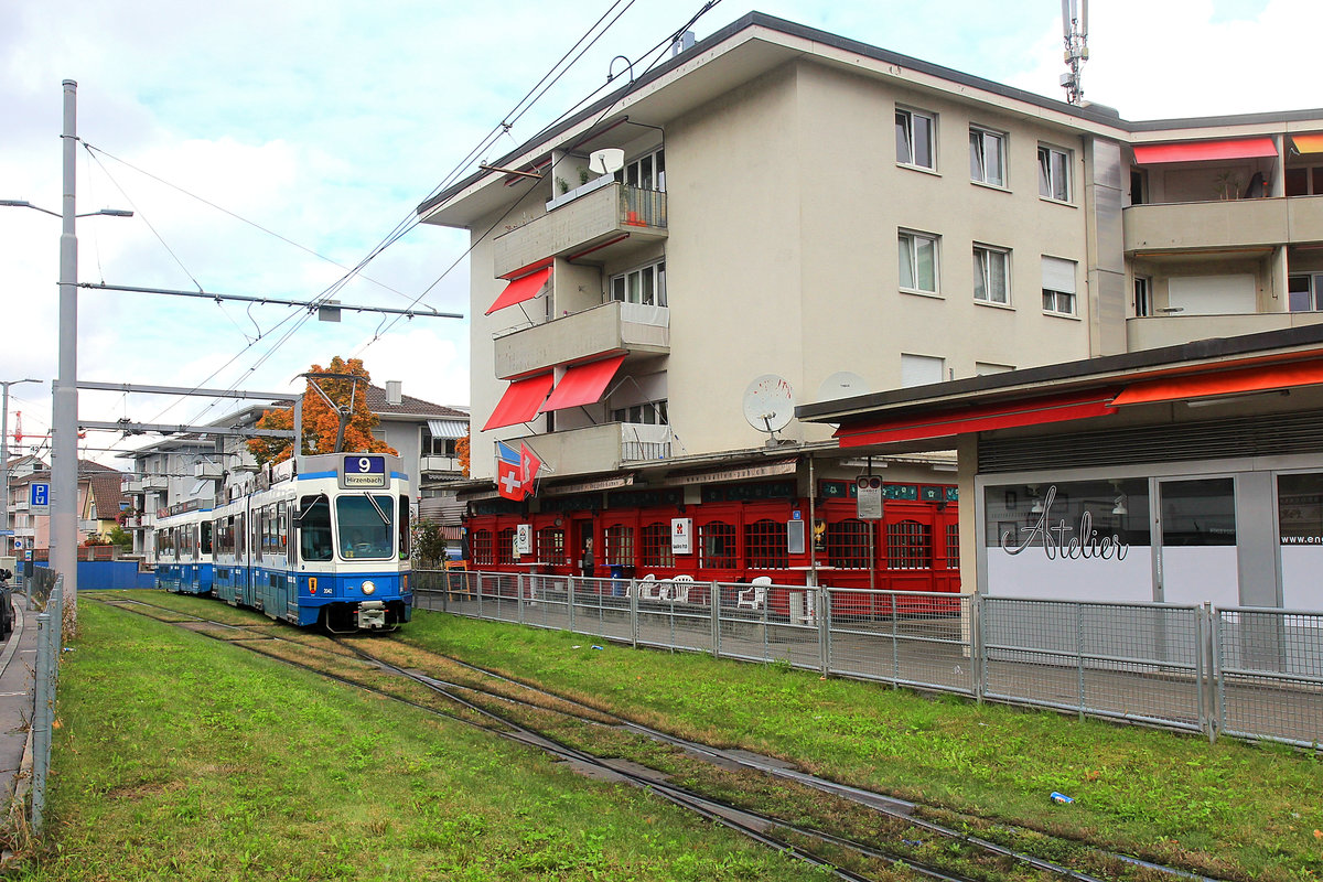 Der Schwamendinger Tunnel: Bei der Ausfahrt aus dem Tunnel am Schwamendingerplatz müssen die Züge wieder vom linken aufs rechts Gleis wechseln. Gelenkwagen 2042 mit  motorisiertem Anhänger  Einzelwagen 2414. 17.Oktober 2020 