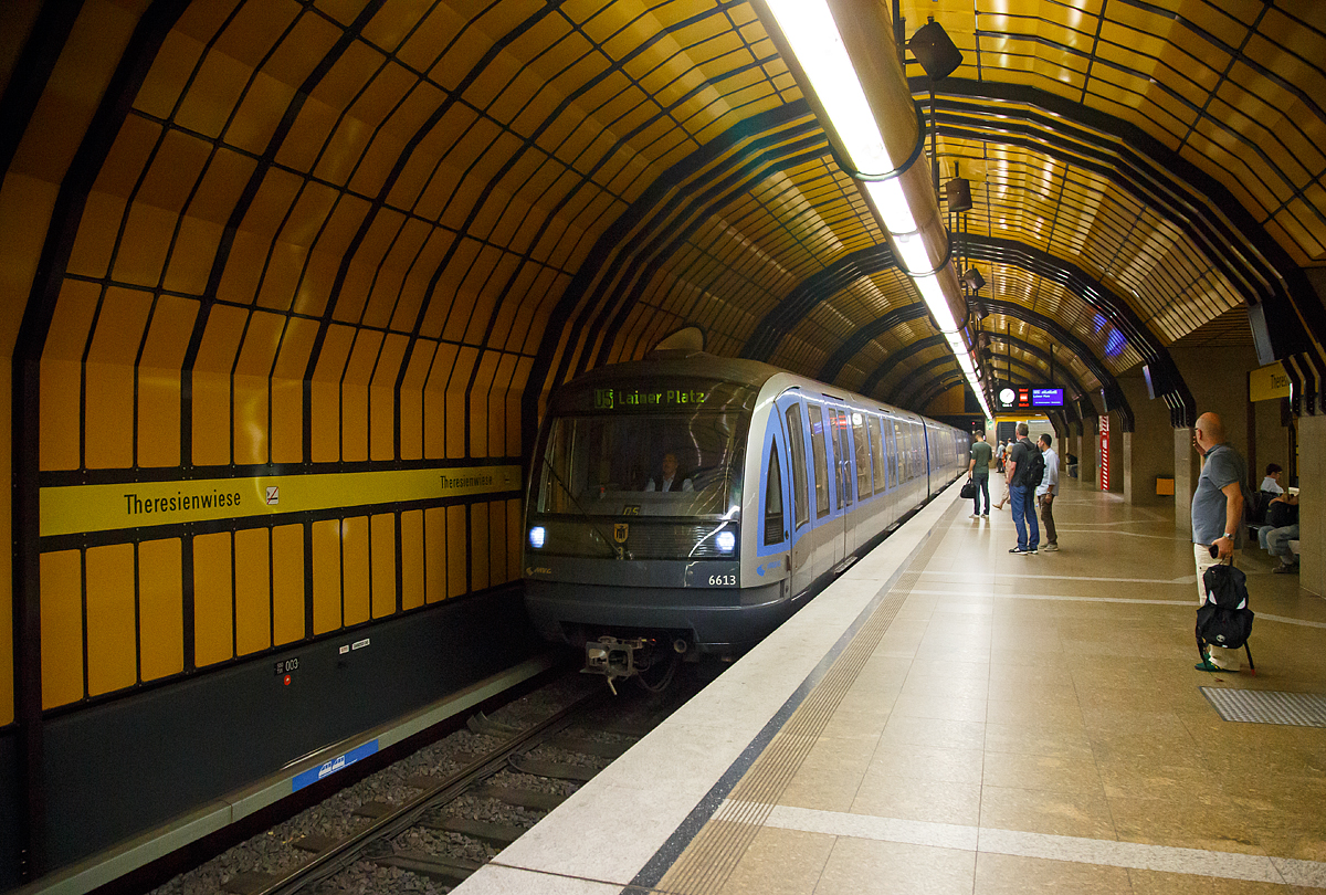 
Der sechsteilige U-Bahn-Triebzug vom Typ MVG C1.10, bestehend aus den TW 6613/8613/8663/8763/8713/7613 erreicht am 16.06.2018 die Station Theresienwiese (München). 

Der Triebzug wurde 2005 von Siemens (Generalunternehmer) und Bombardier (Wagenkästen und Laufwerke) gebaut.

Die MVG Baureihe C ist momentan die jüngste eingesetzte Fahrzeuggeneration bei der Münchner U-Bahn. Die ab dem Jahr 2000 gebauten Fahrzeuge weichen von dem bisherigen Prinzip des Doppeltriebwagens ab und bilden erstmals eine durchgehende Einheit. Dadurch ist der Zug durchgängig einsehbar, was neben dem erhöhten Platzangebot auch ein Gefühl der subjektiven Sicherheit geben soll.

Der Aufbau der C-Wagen erinnert stark an die H-Wagen der Berliner U-Bahn. Ebenfalls wie diese ist das Fahrzeug allachsangetrieben und in je sechs Wagen, zwei Kopf- und vier Mittelwagen unterteilt. Insgesamt ist ein C-Zug daher einschließlich der Kupplungen 113,98 Meter lang, 2,90 Meter breit und 3,55 Meter hoch. Er hat ein Leergewicht von 164 Tonnen und erreicht mit seinen 2.400 kW (3250 PS) Leistung innerhalb von etwa 25 Sekunden seine Höchstgeschwindigkeit von 80 km/h.