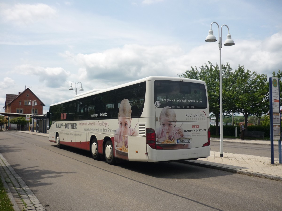 Der Setra S 419 UL, der Fa. D�uble aus Deckenpfronn macht Pause in Herrenberg am ZOB.