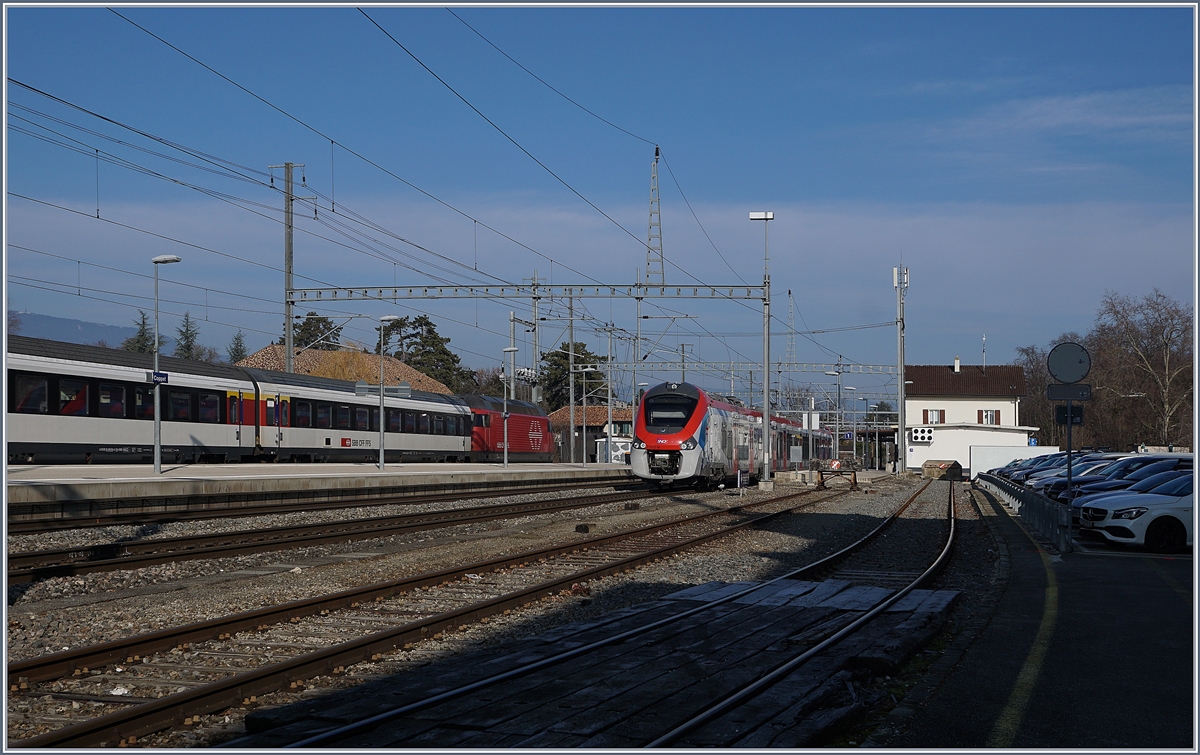 Der SNCF Régiolis tricourant Z 31 515 verlässt Coppet in Richtung Annemasse.

21. Jan. 2020