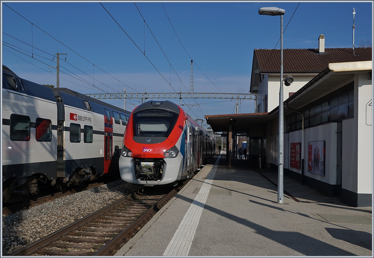 Der SNCF Régiolis tricourant Z 31 515 wartet in Coppet auf die Abfahrt Richtung Annemasse.

21. Jan. 2020