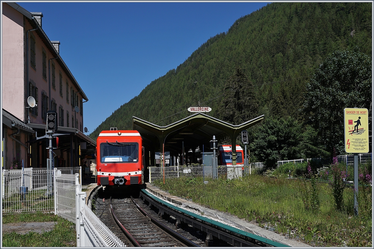 Der SNCF Z 850 N° 56 (94 87 0001 862-5 F-SNCF) verlässt Vallorcine als TER 18922 mit dem Ziel St-Gervais Les Bains Le Fayet. Auf den ersten Blick scheint sich in Vallorcine kaum was geändert zu haben, doch dann fiel mein Blick auf die Ausfahrsignale, die es in dieser Form bei meinem letzten Besuch noch nicht gab.

7. Juli 2020