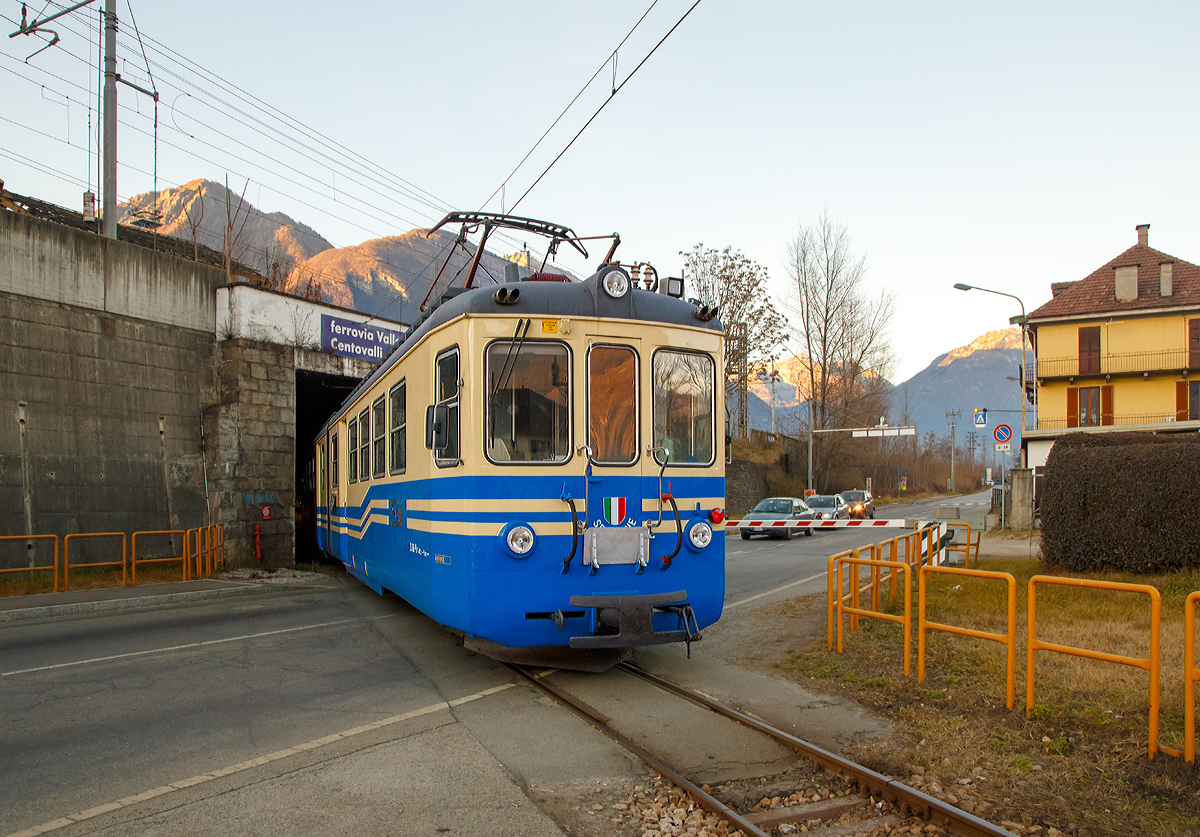 
Der SSIF ABe 6/6 33  Sempione  , ex FLP ABe 4/6 12 (Umbau erfolgte 1977), erreicht nun seine Endstadtion Domodossola am 27.12.2015, die unter dem FS Bahnhof liegt.