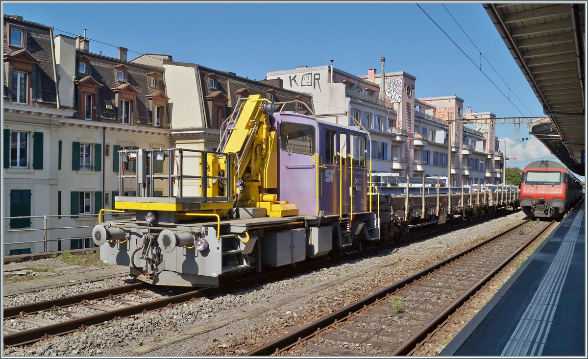 Der ST (Sursee Triengen) Tm III 9456 (94 85 5232 456-4 CH-ST) mit einem Bauzug in Lausanne auf dem zurück gebautem Gleis 9. 

2. Juli 2021