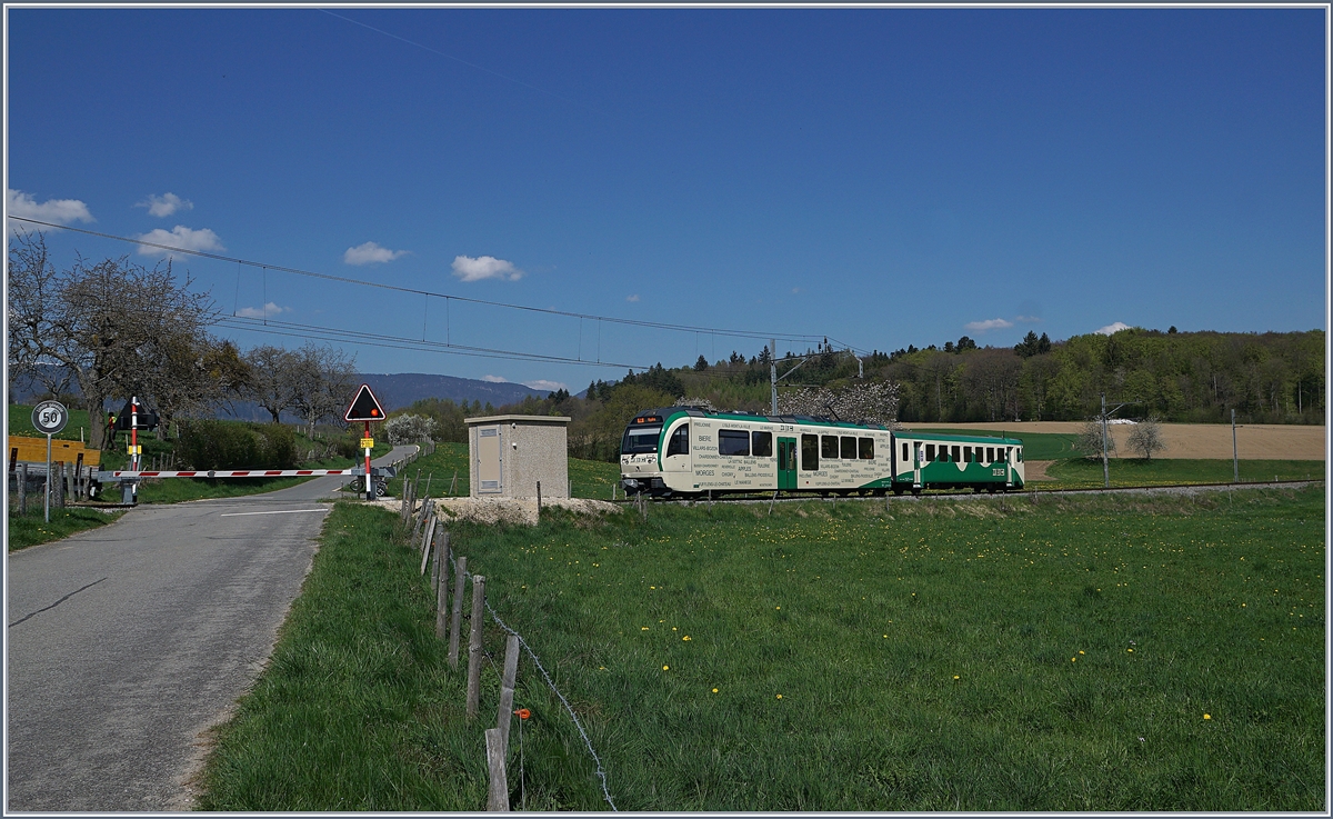 Der Stadler SURF Be 4/4 35 der BAM MBC erreicht mit seine Bt in wenigen Minuten sein Ziel Apples. 
19. April 2018