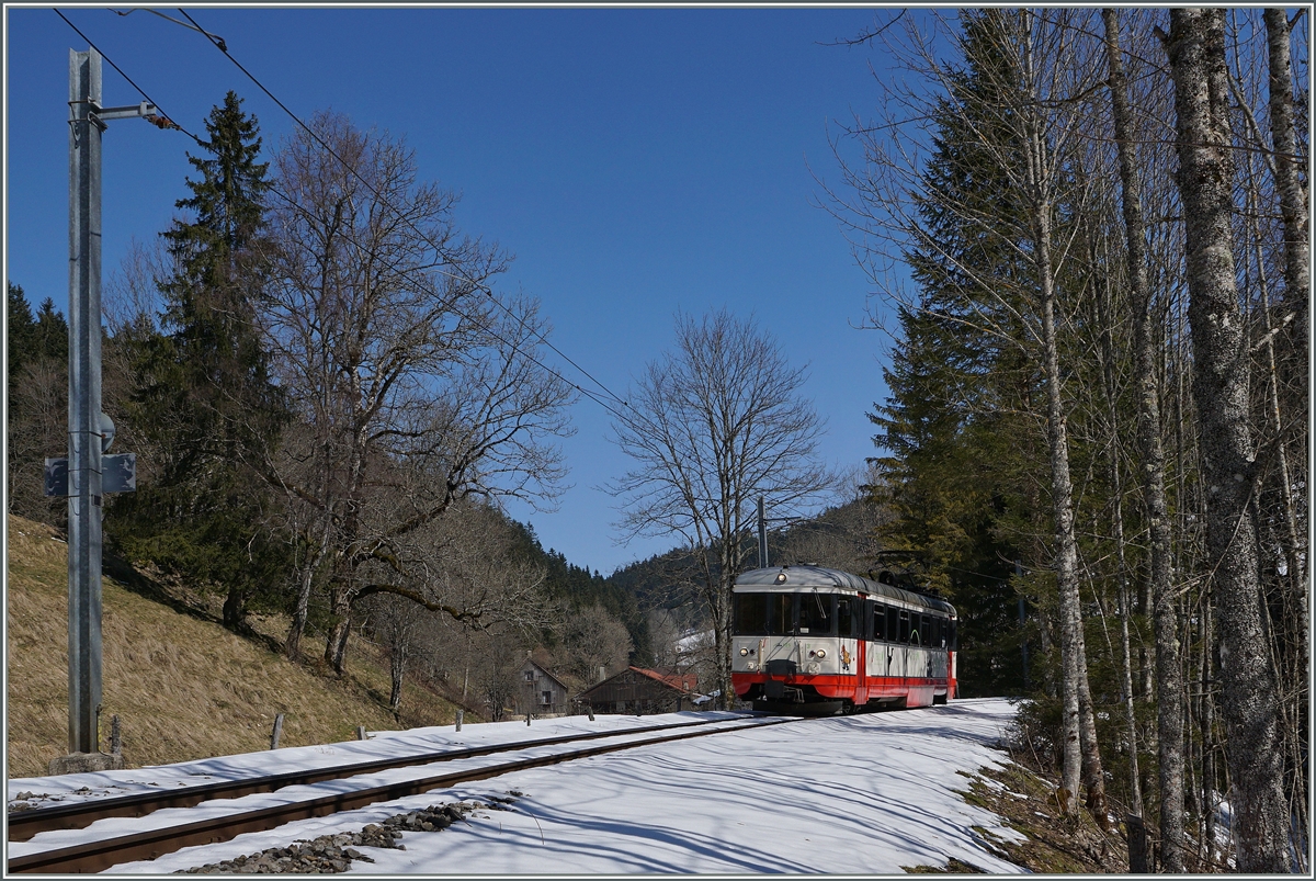 Der tansN BDe 4/4 N° 3 erreicht in Kürze, von Le Locle kommend, Les Frêtes. 18. März 2016