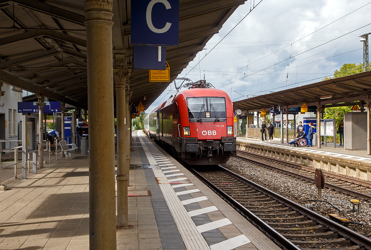 Der Taurus II BB 1116 139 (A-BB 91 81 1116 139-7) rauscht am 11.09.2022 mit  einem EC durch den Bahnhof Prien am Chiemsee in Richtung Salzburg.

Die Elektrische Universallokomotive vom Typ Siemens ES64U2  (Taurus II)  wurde 2003 von Siemens im TS Werk Linz unter der Fabriknummer 20860 gebaut und an die BB (sterreichische Bundesbahnen) als 1116 139-5 geliefert. Sie hat die Zulassungen fr sterreich und Deutschland.
