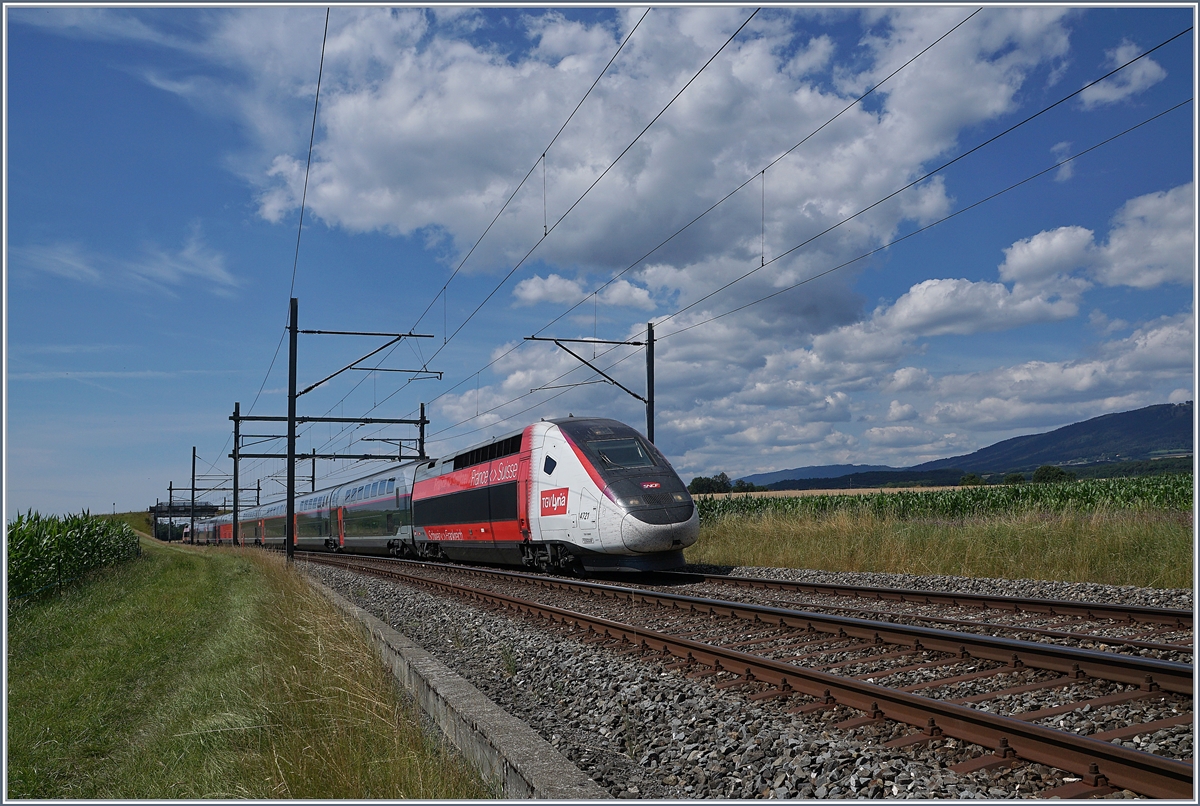 Der TGV Lyria 9261 (Triebzug 4721) auf der Fahrt von Paris Gare de Lyon nach Lausanne hat bei Arnex sein Ziel schon fast erreicht.

14. Juli 2020