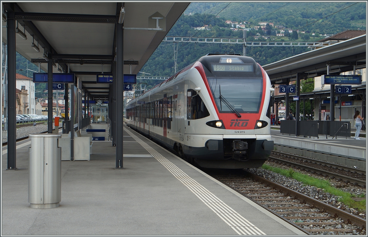 Der TILO RABe 524 015 als S50 25575 wartet auf die Abfahrt nach Stabio.
22. Juni 2015